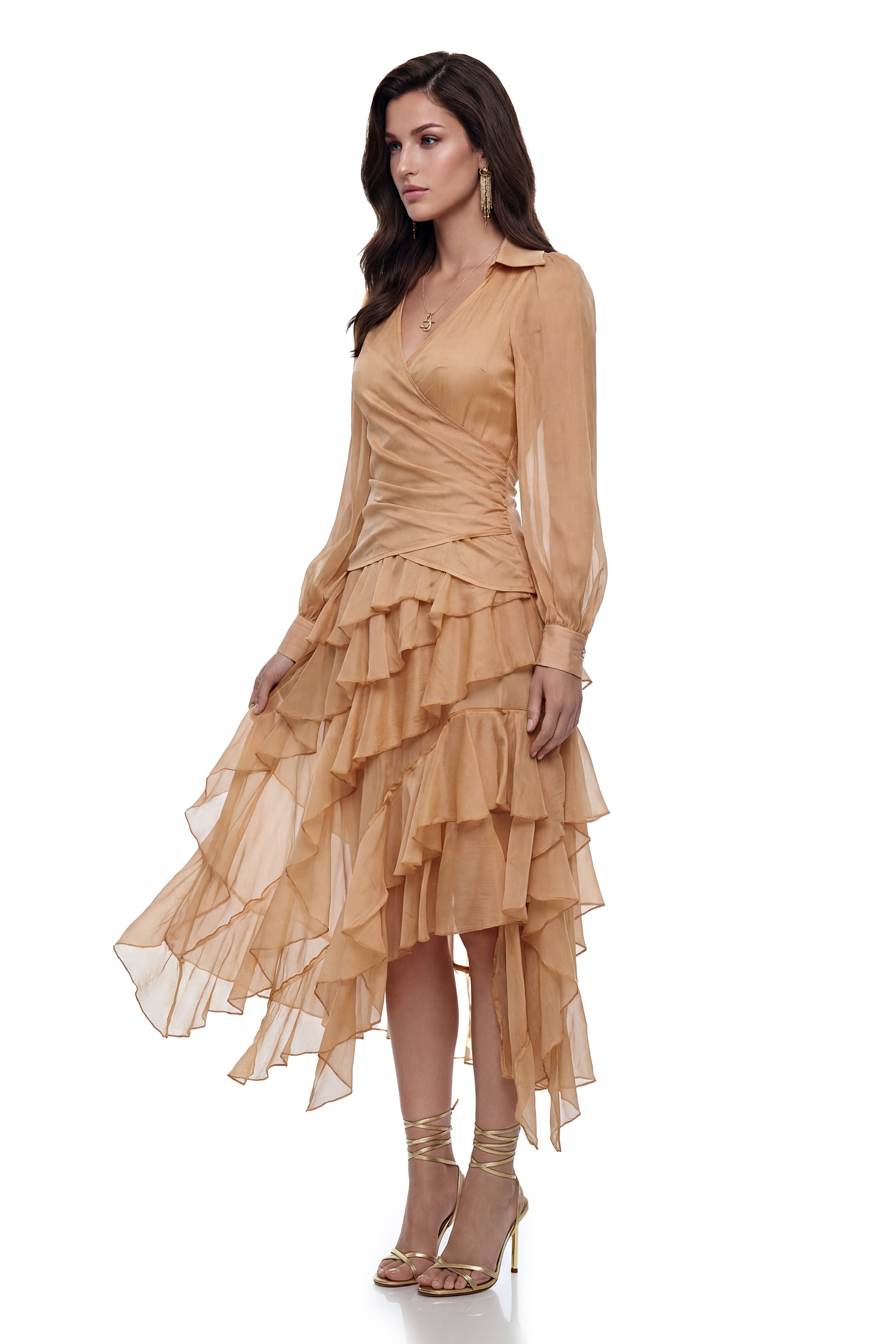 طقم بلوزة بفتحة أمامية متقاطعة وتنورة متدرجة من ماركة «مايا براون»