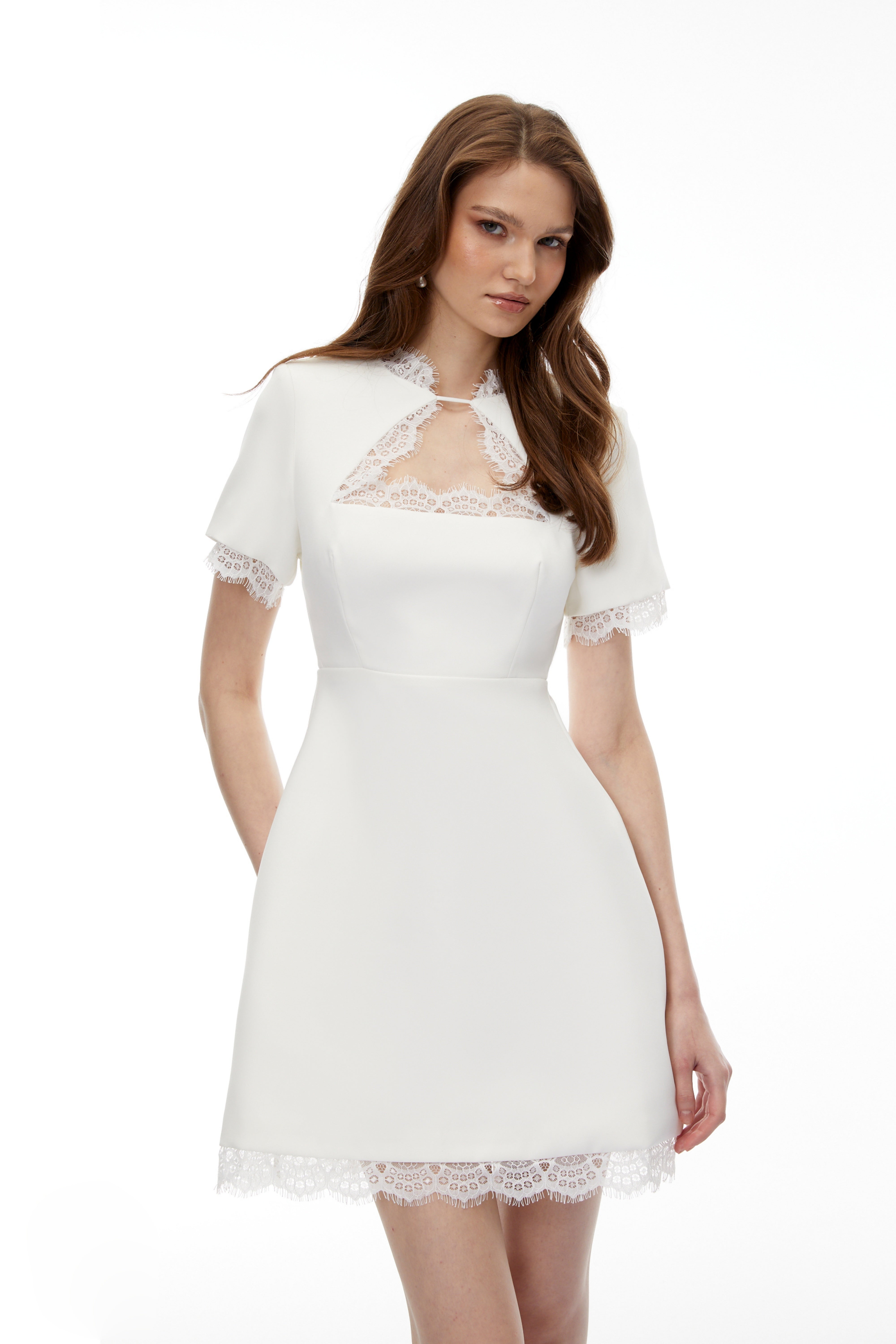 فستان قصير من مارسيلوس وايت من الدانتيل المزين بالزهور مع فتحات