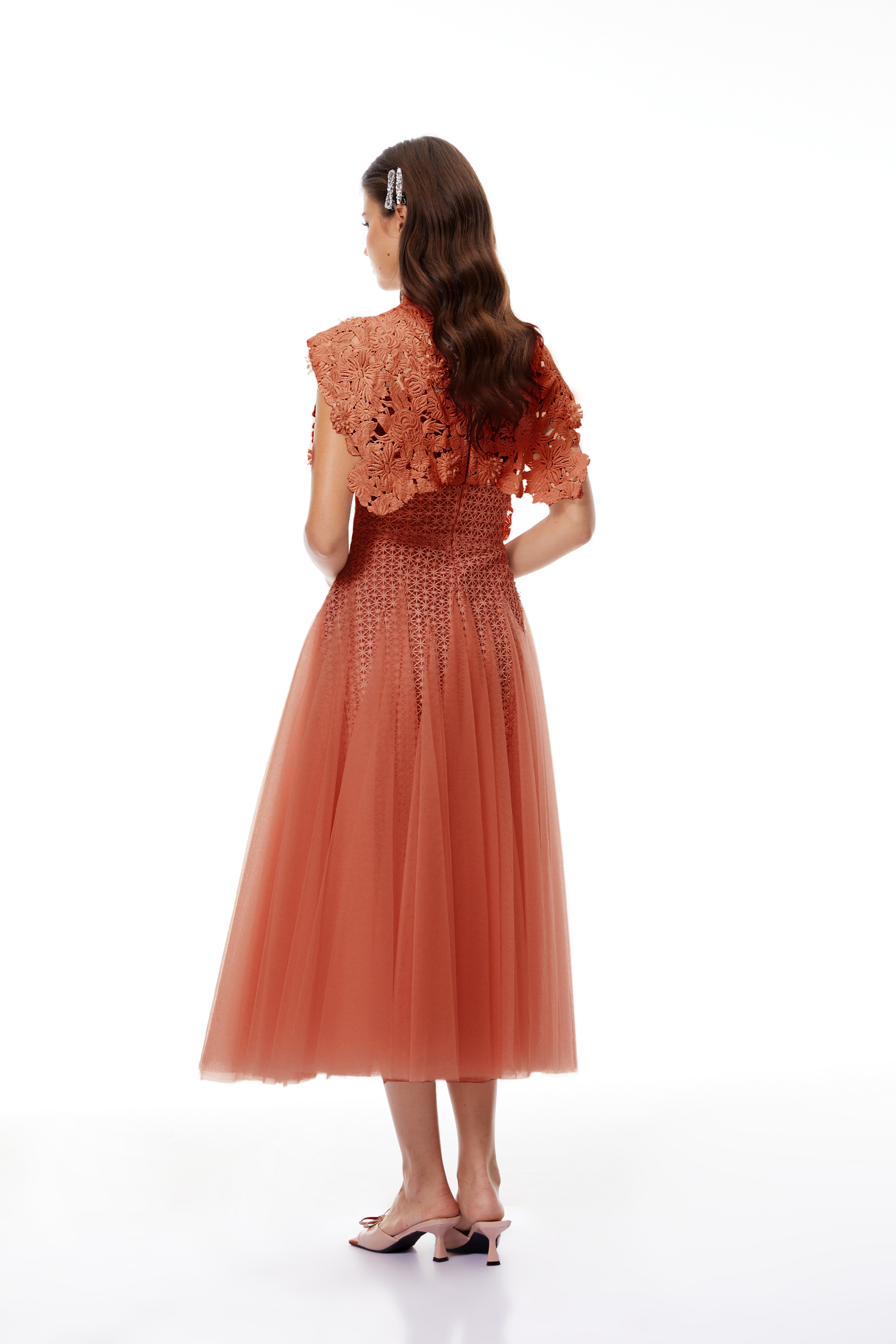 Margaret – Midi-Kleid mit Blumenmuster aus Häkelstoff in Orange