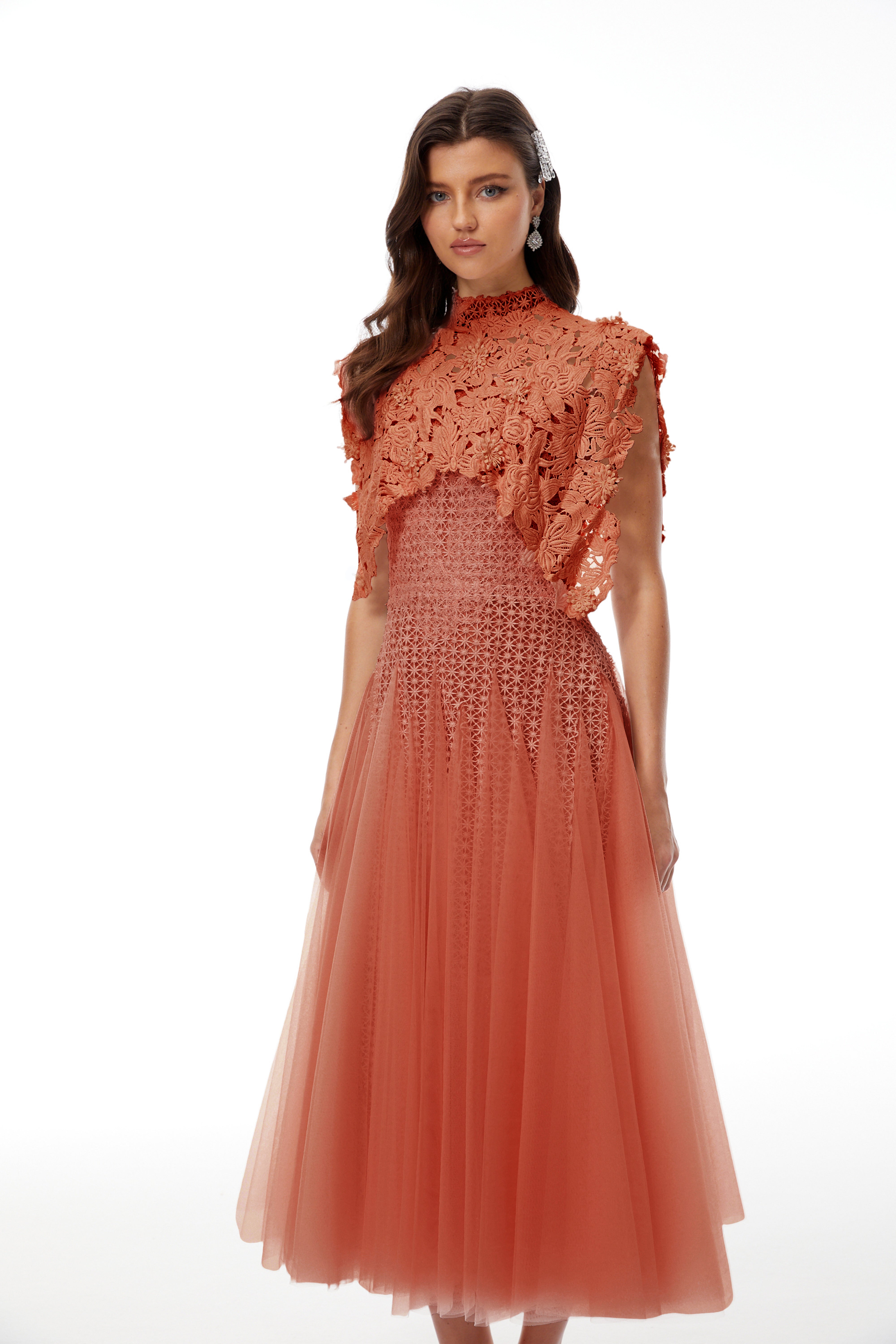 Margaret – Midi-Kleid mit Blumenmuster aus Häkelstoff in Orange