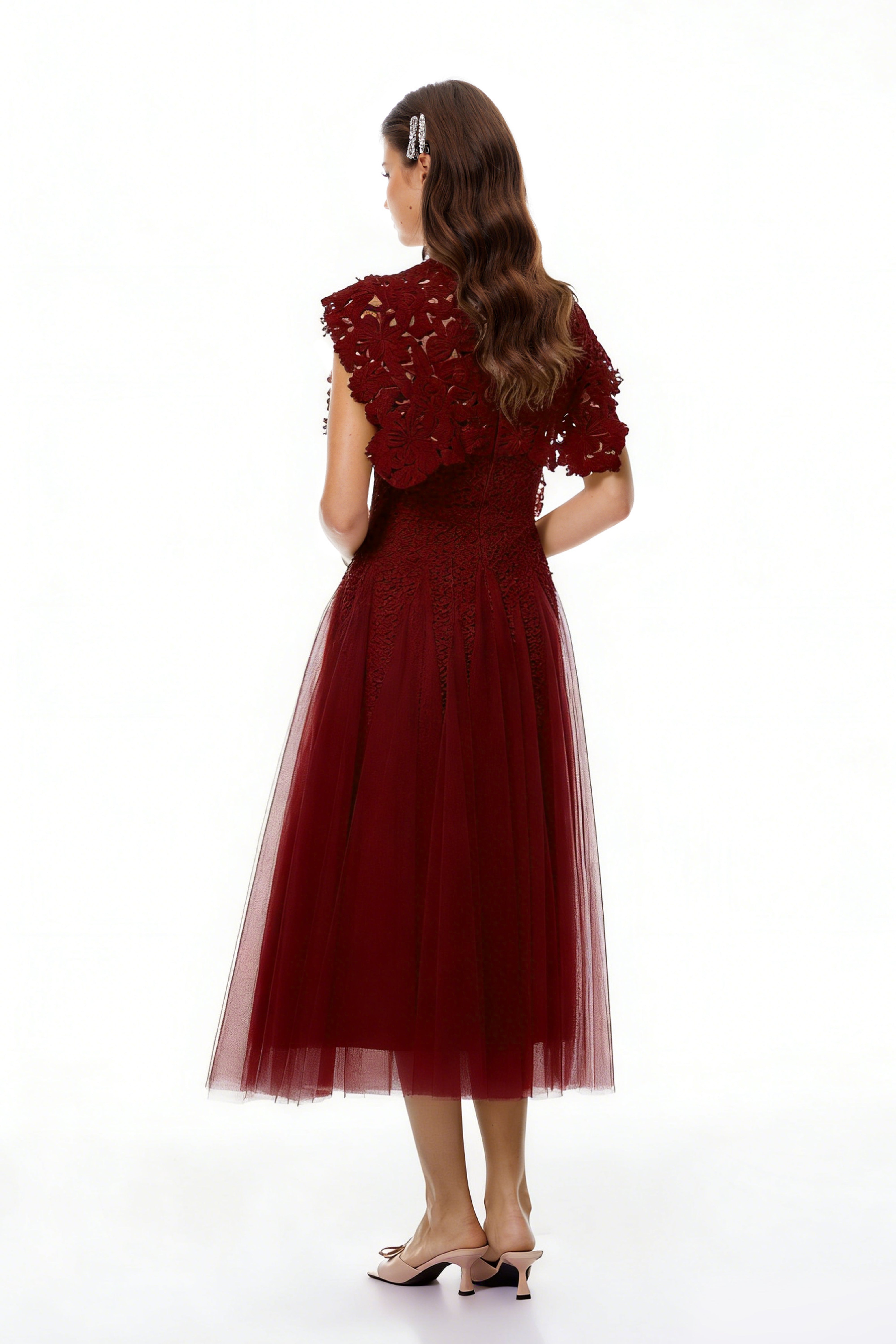 Margaret – Midi-Kleid mit rotem Blumenmuster aus Häkelstoff