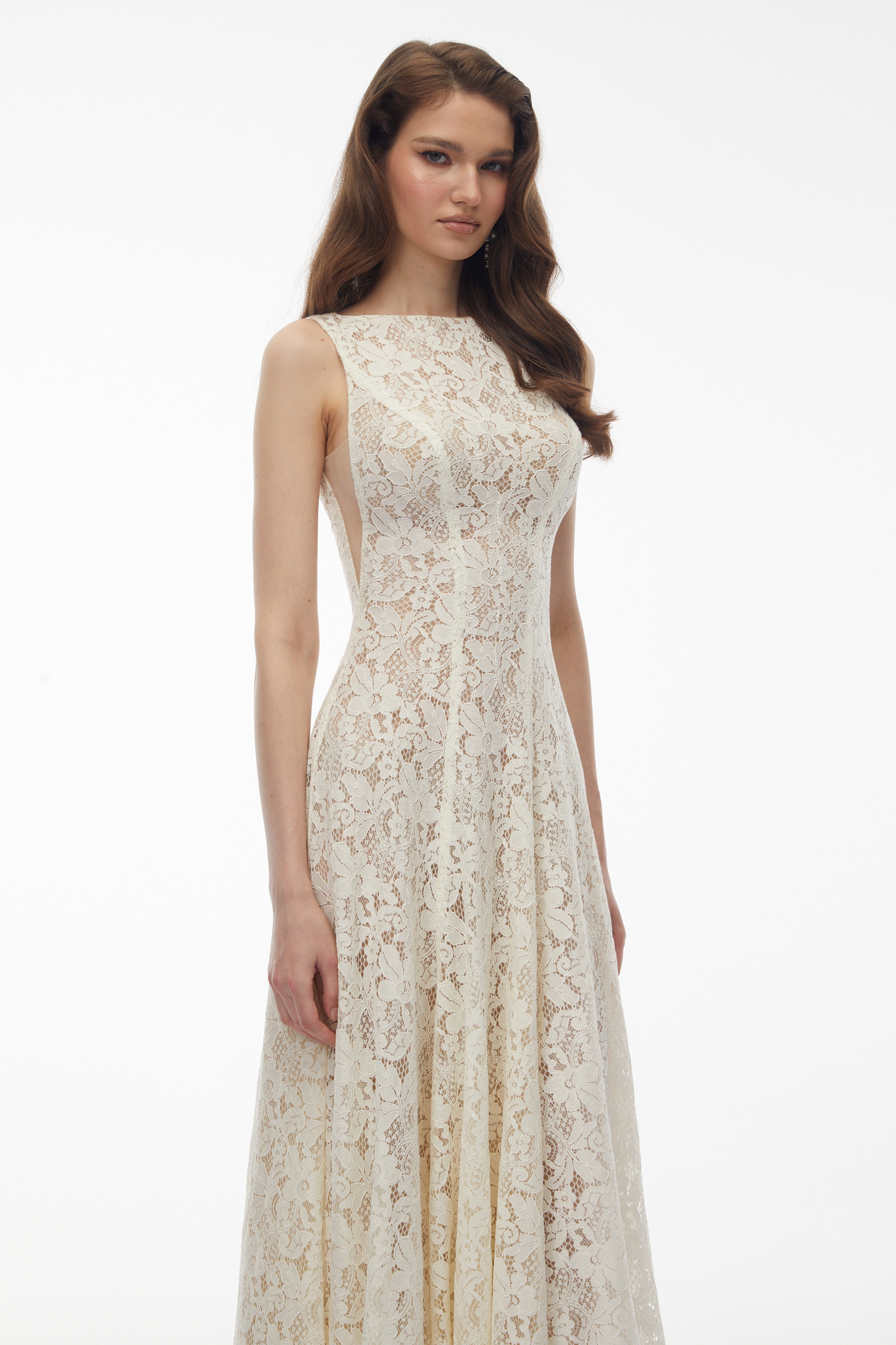 فستان طويل من الدانتيل الأبيض المزين بالزهور من مارهم