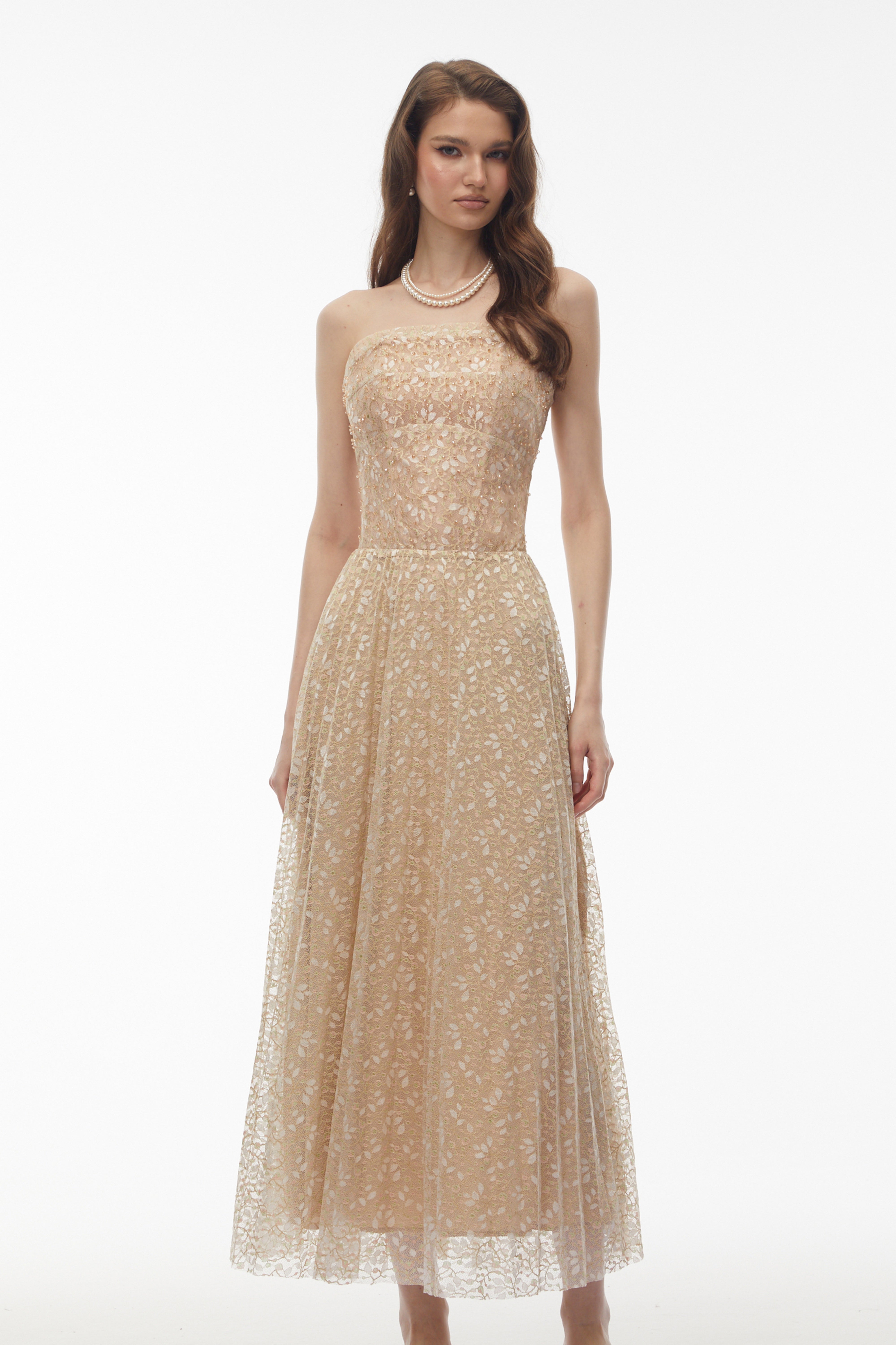 فستان طويل مكشوف الكتفين مزين بالترتر من ماريا شامبين