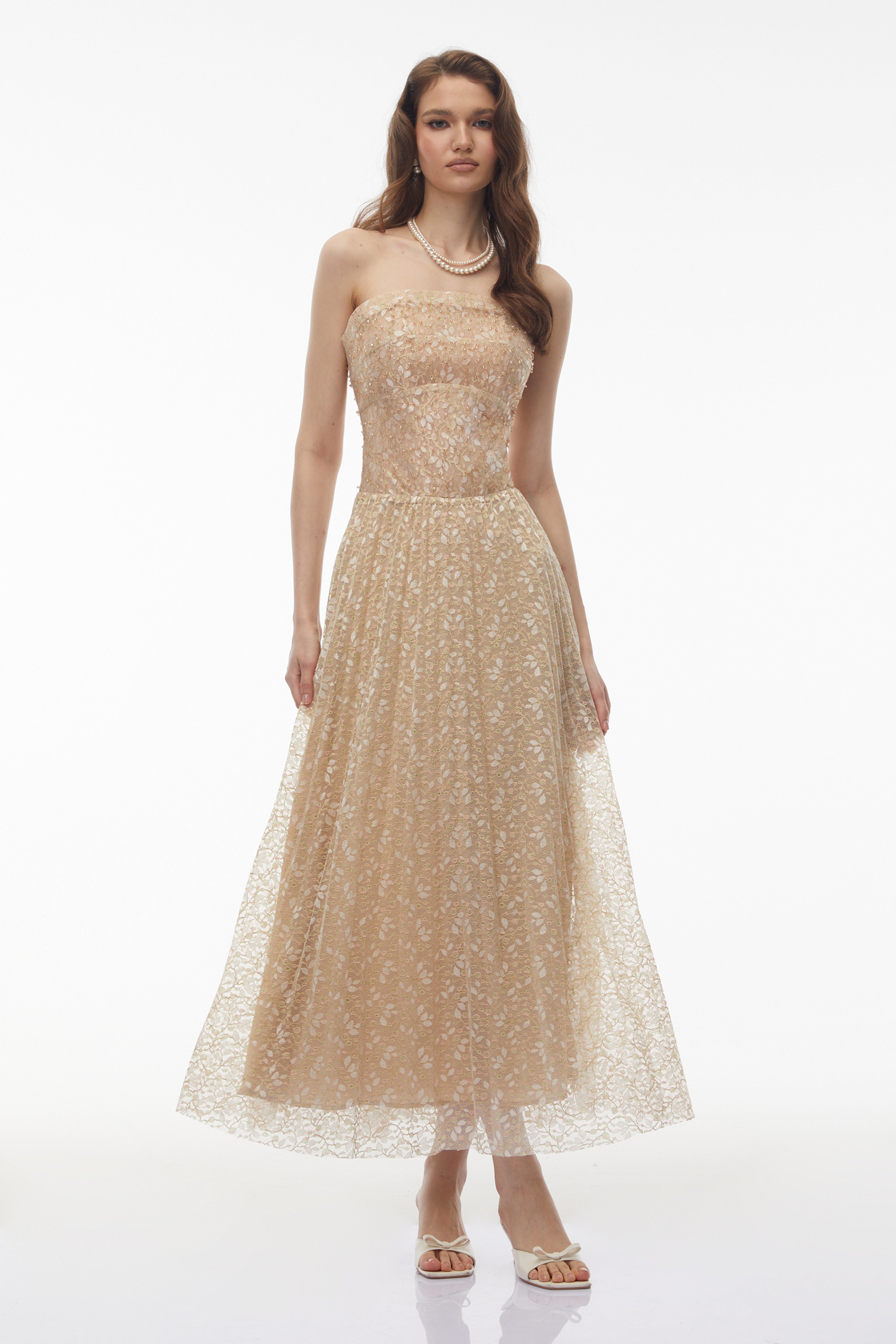 فستان طويل مكشوف الكتفين مزين بالترتر من ماريا شامبين