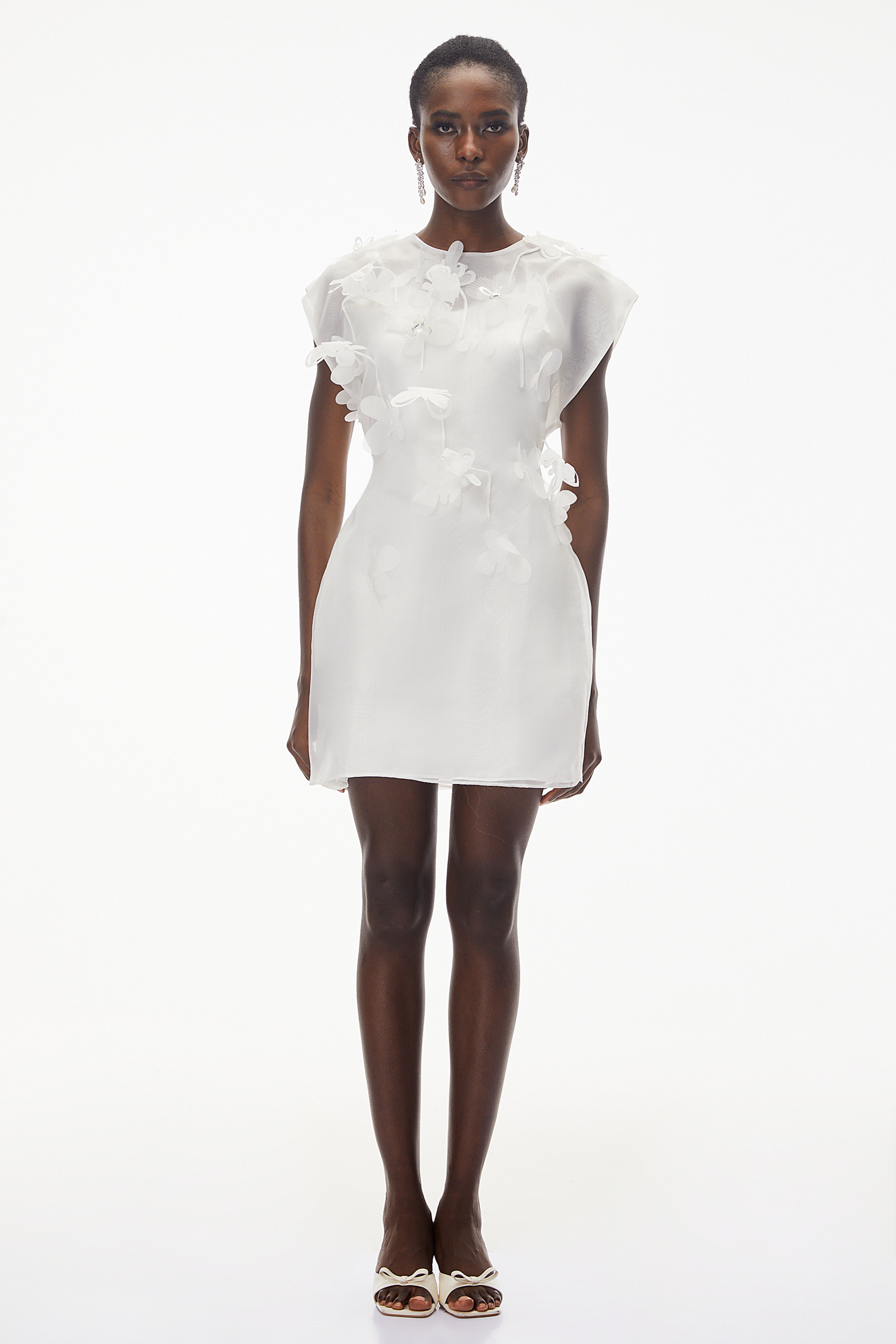 فستان مريم الأبيض القصير من الشيفون المزين بزخارف بتلات ثلاثية الأبعاد