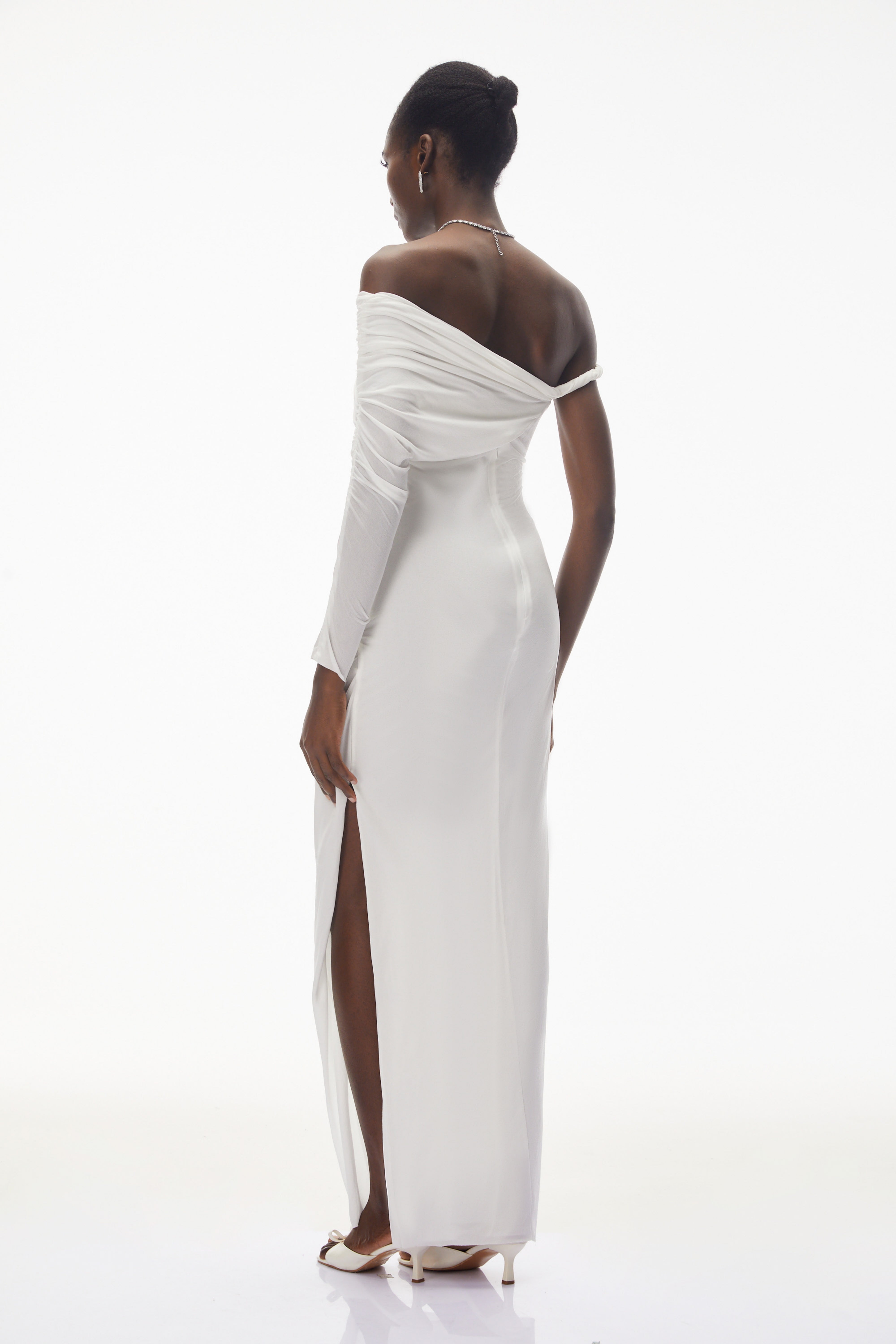 Maya White – Ein-Schulter-Maxikleid mit Rüschen