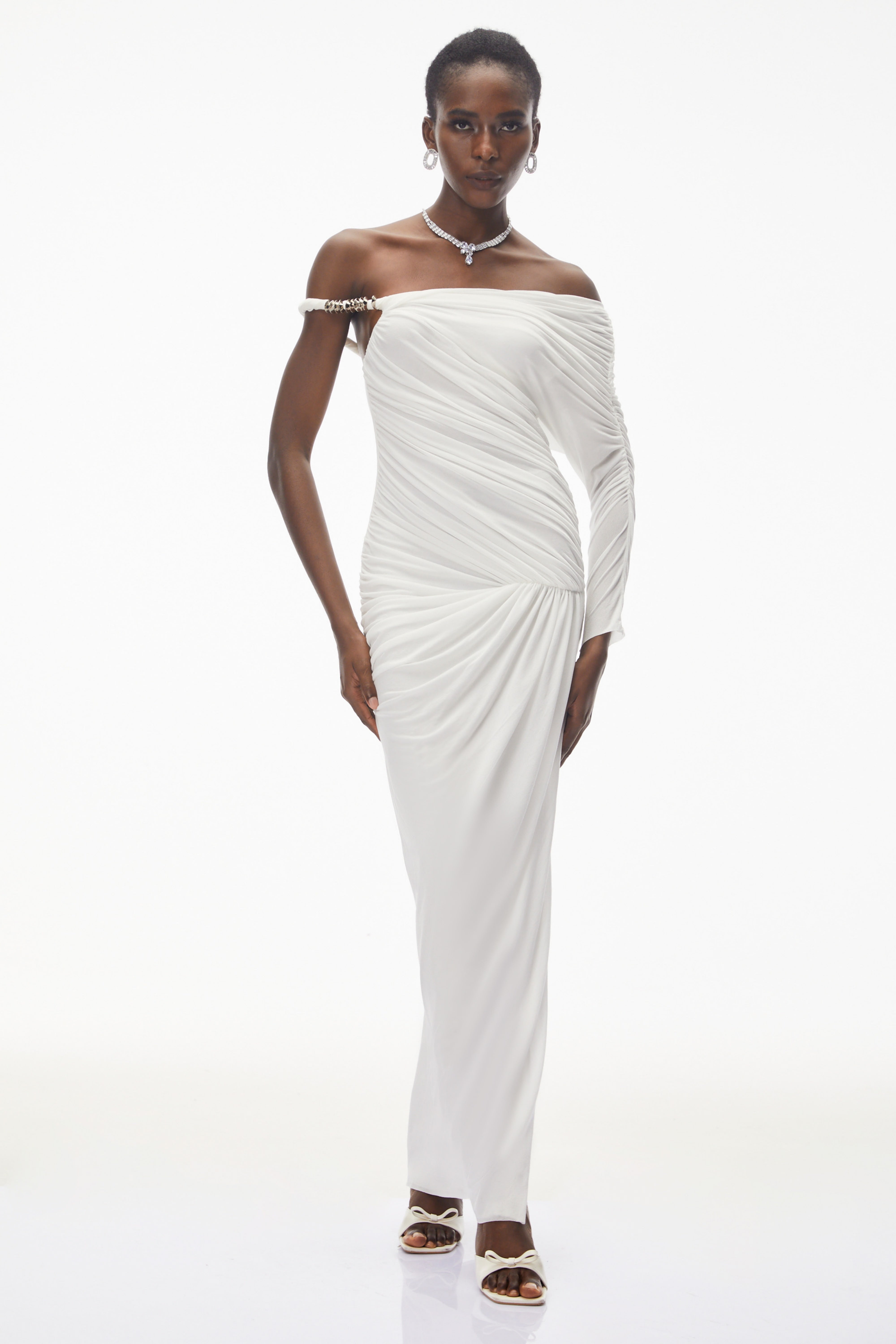 Maya White – Ein-Schulter-Maxikleid mit Rüschen