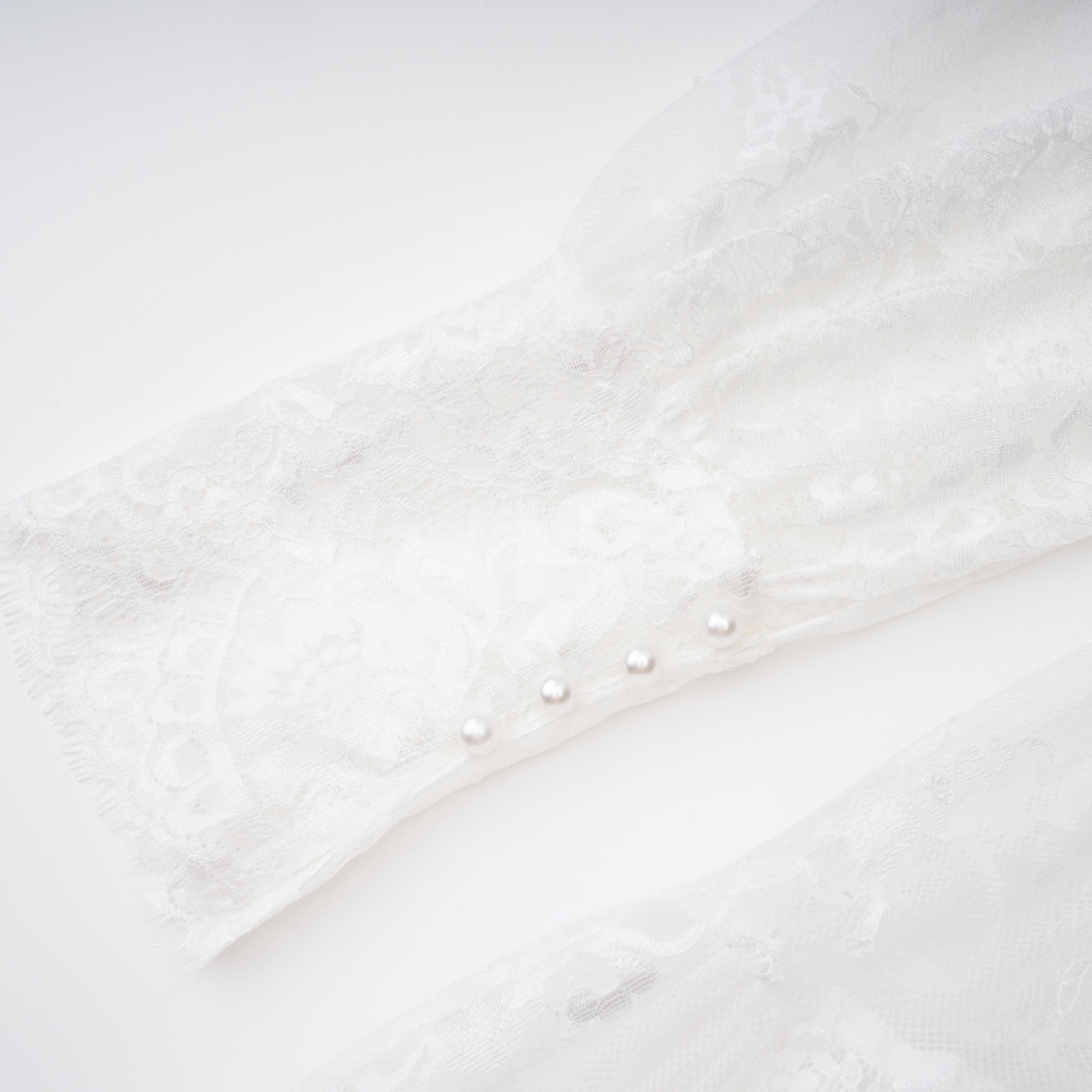 Robe convertible en dentelle blanche à manches longues