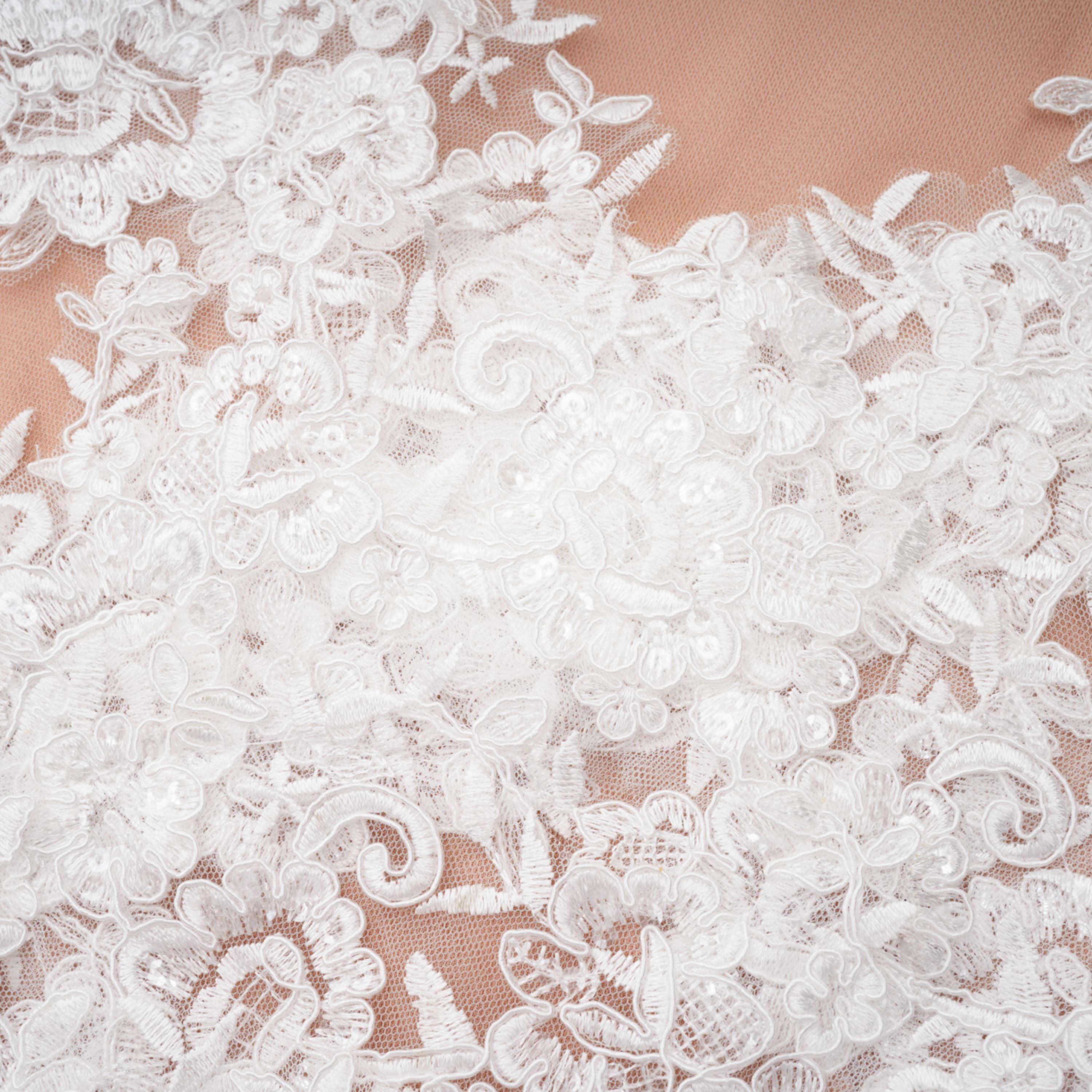 فستان طويل شبه شفاف من الدانتيل باللون الأبيض من Mieke