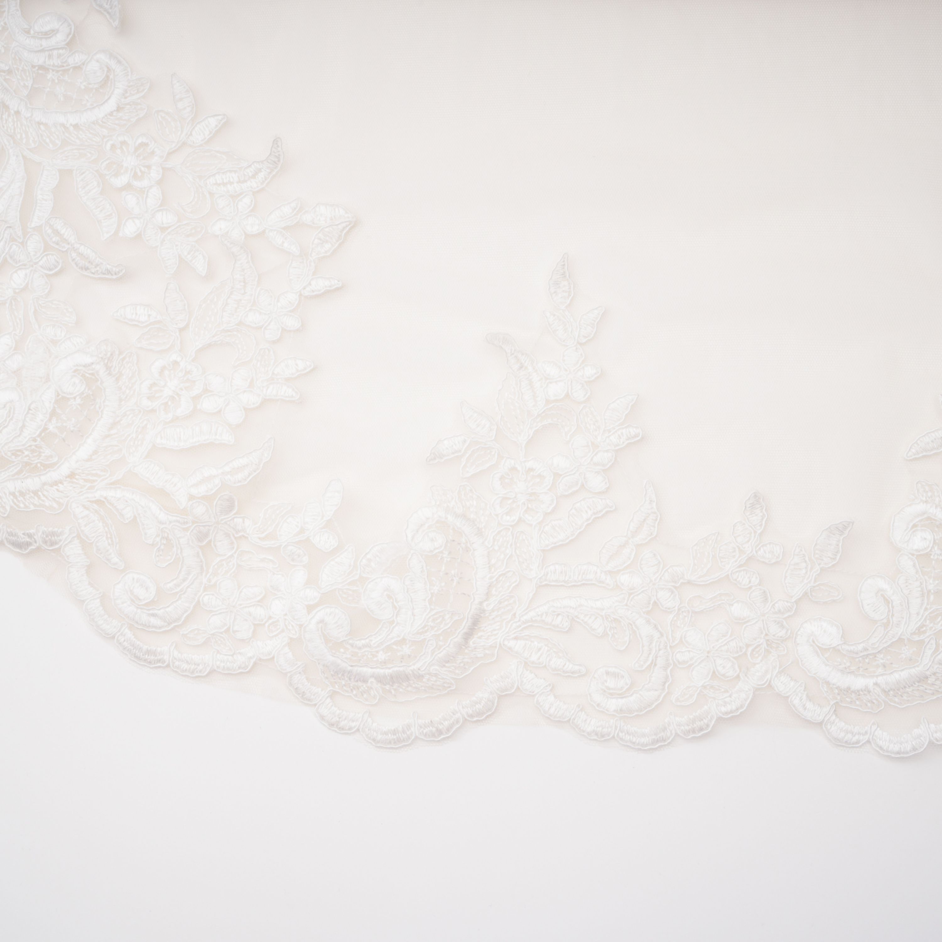 فستان طويل شبه شفاف من الدانتيل باللون الأبيض من Mieke