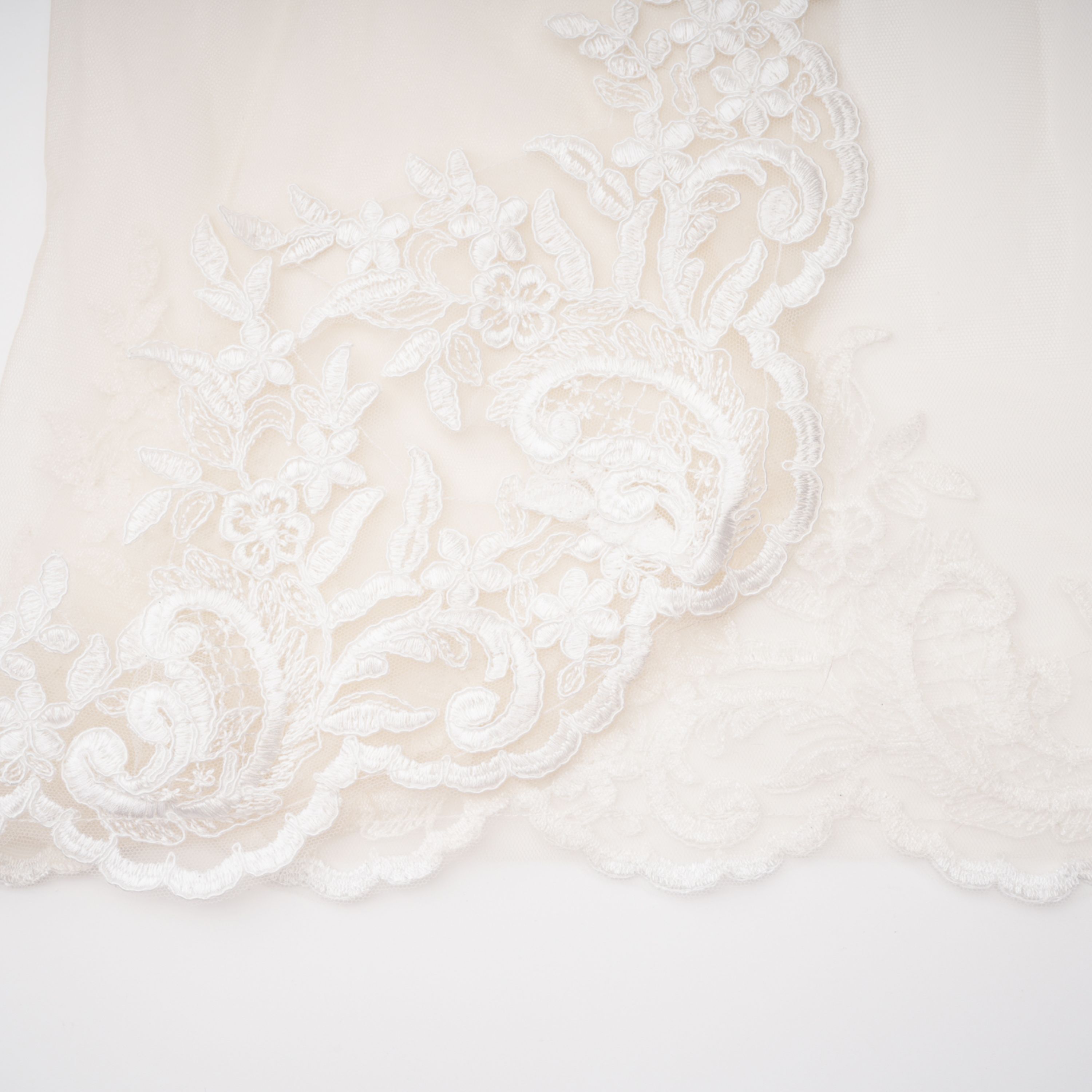 فستان طويل شبه شفاف من الدانتيل باللون الأبيض من Mieke