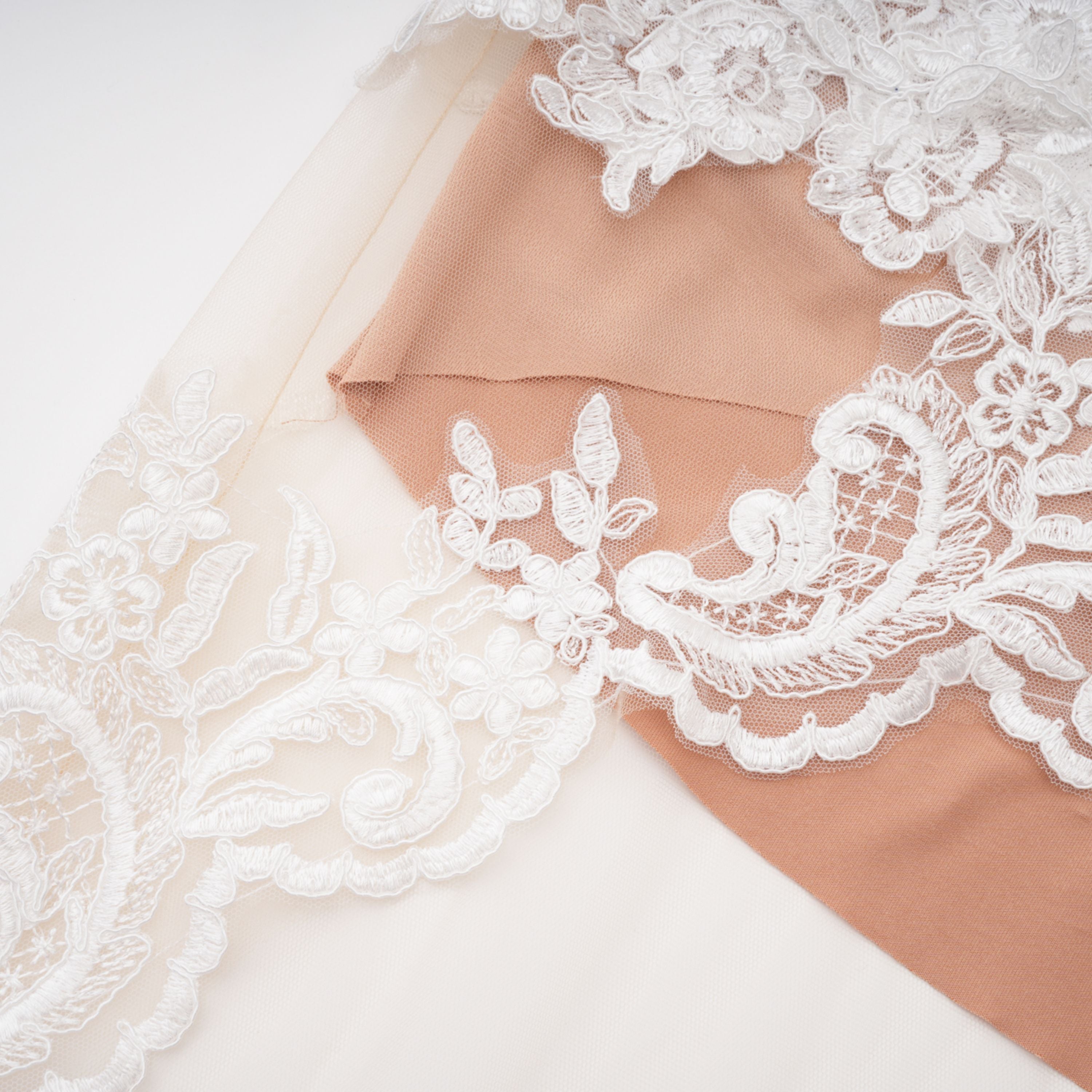 فستان طويل شبه شفاف من الدانتيل باللون الأبيض من Mieke