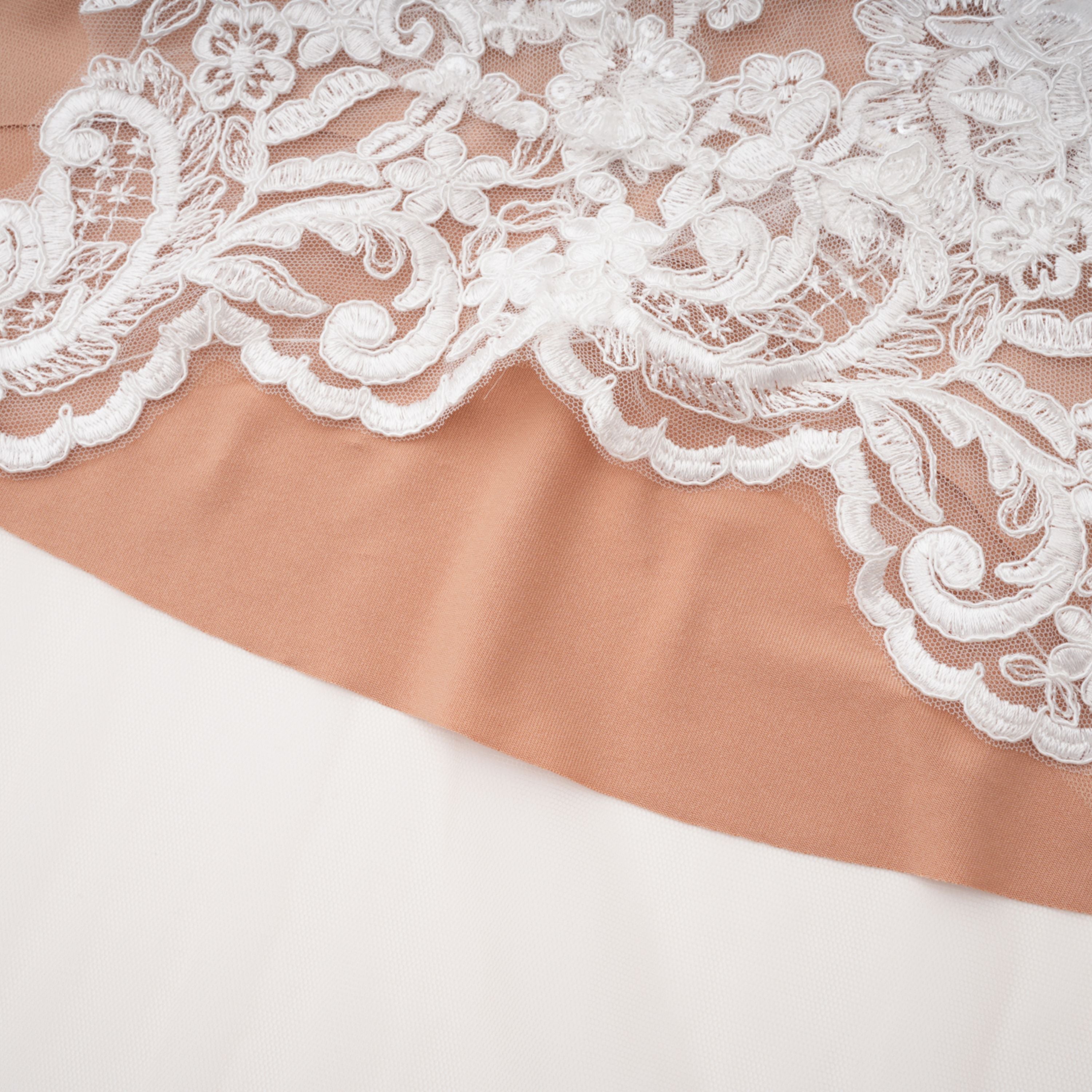 فستان طويل شبه شفاف من الدانتيل باللون الأبيض من Mieke