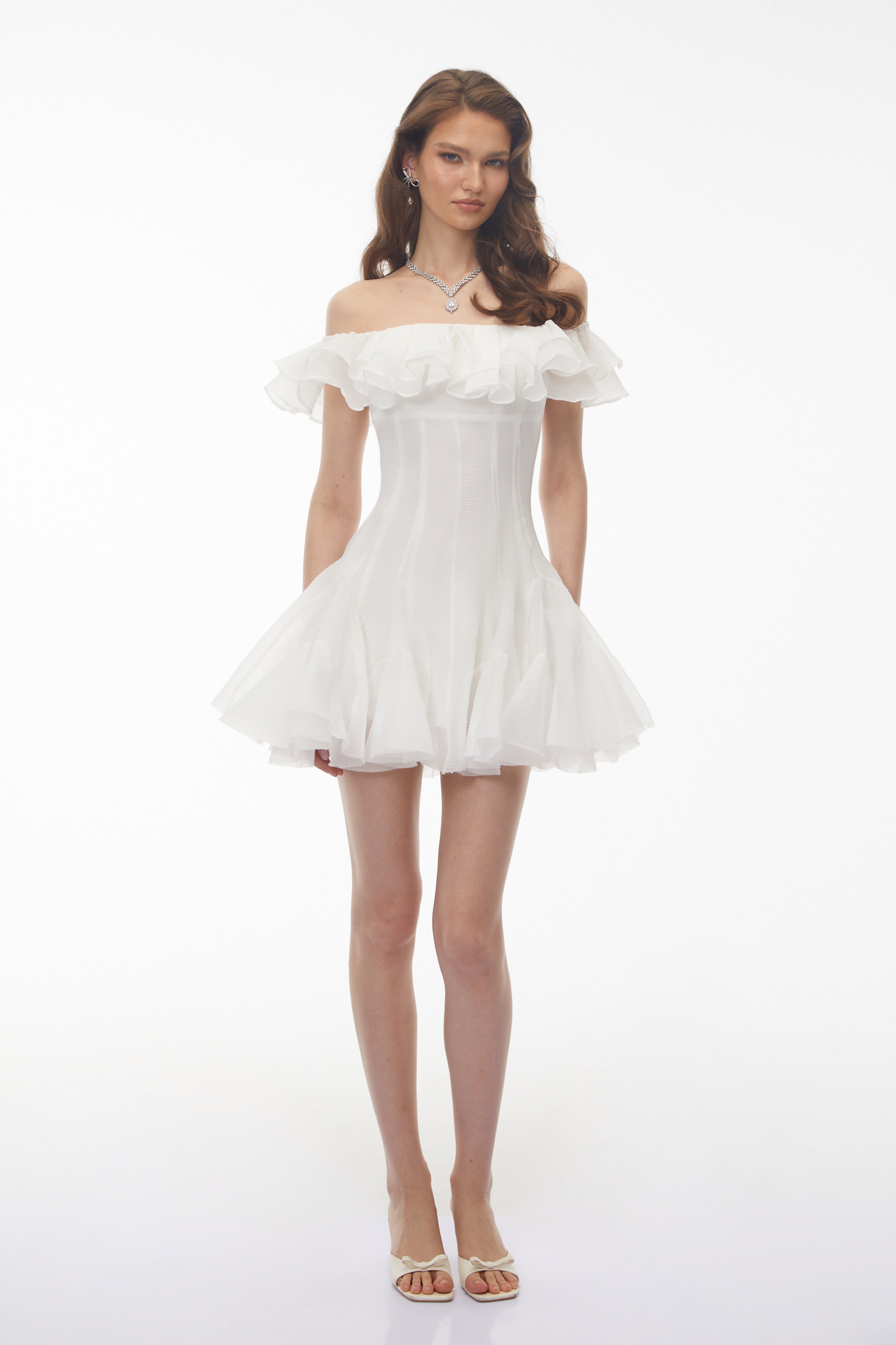 Mini-robe à fronces et épaules dénudées Muriel White