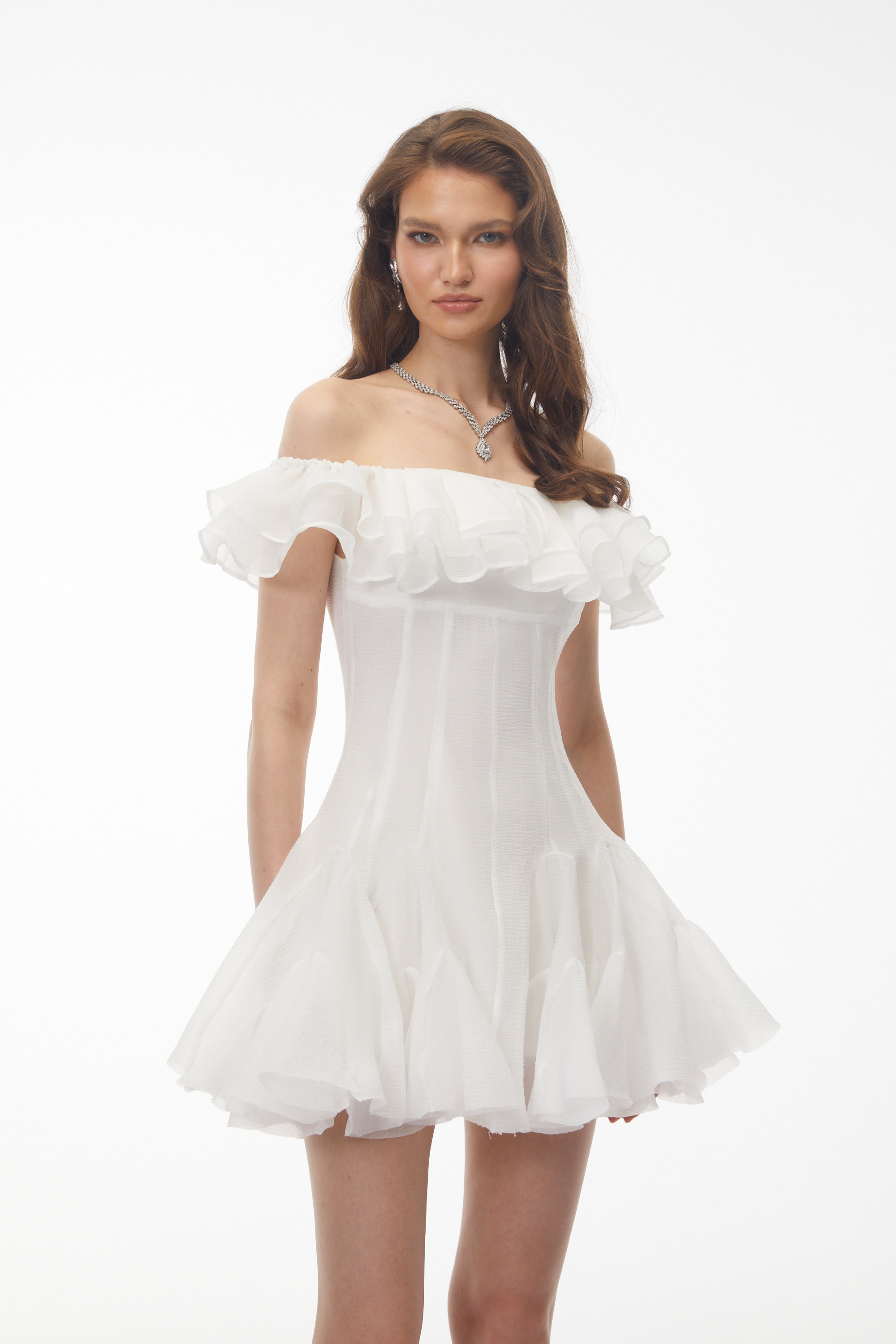 Mini-robe à fronces et épaules dénudées Muriel White