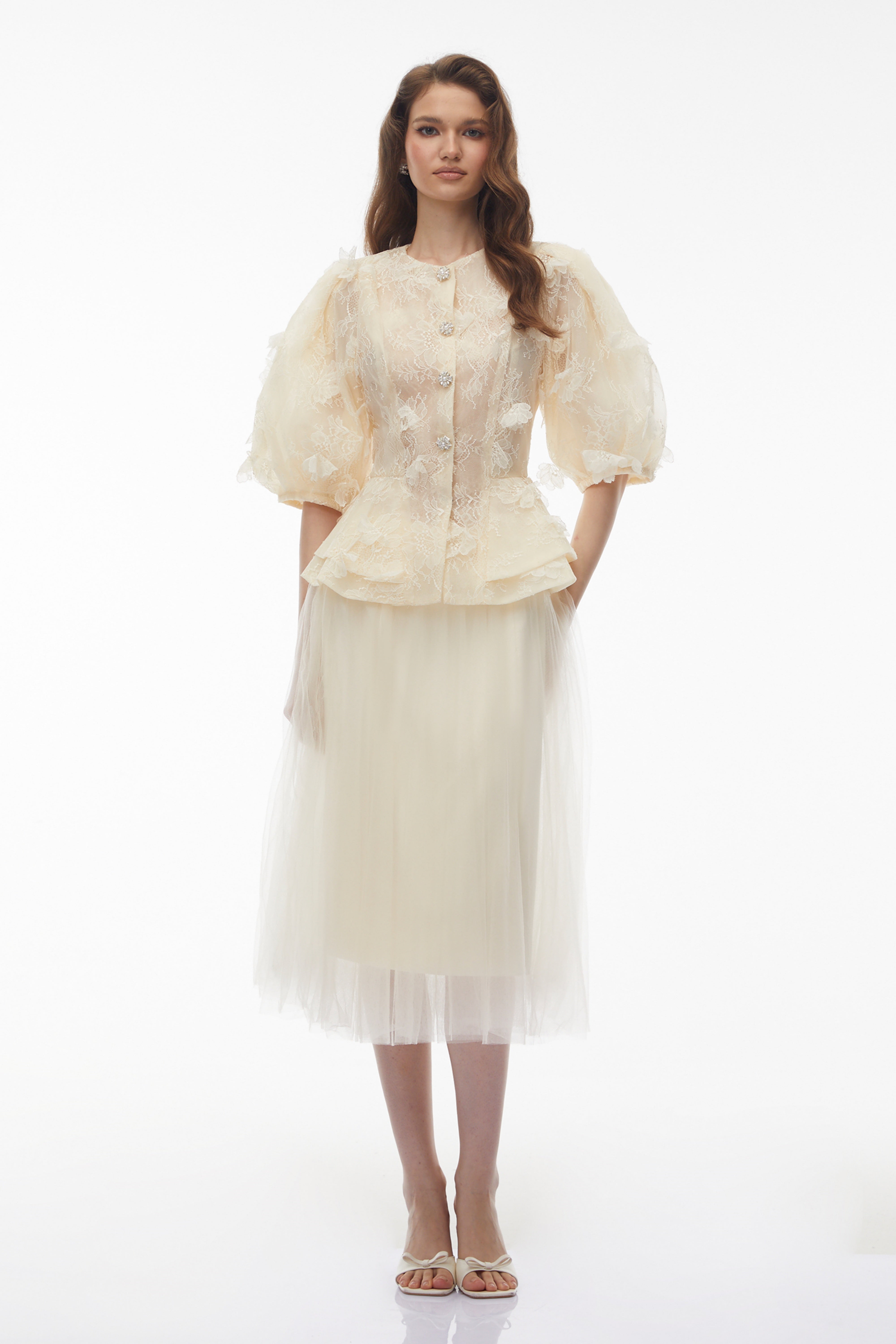 بلوزة من الدانتيل الشفاف بتصميم بتلات ثلاثية الأبعاد