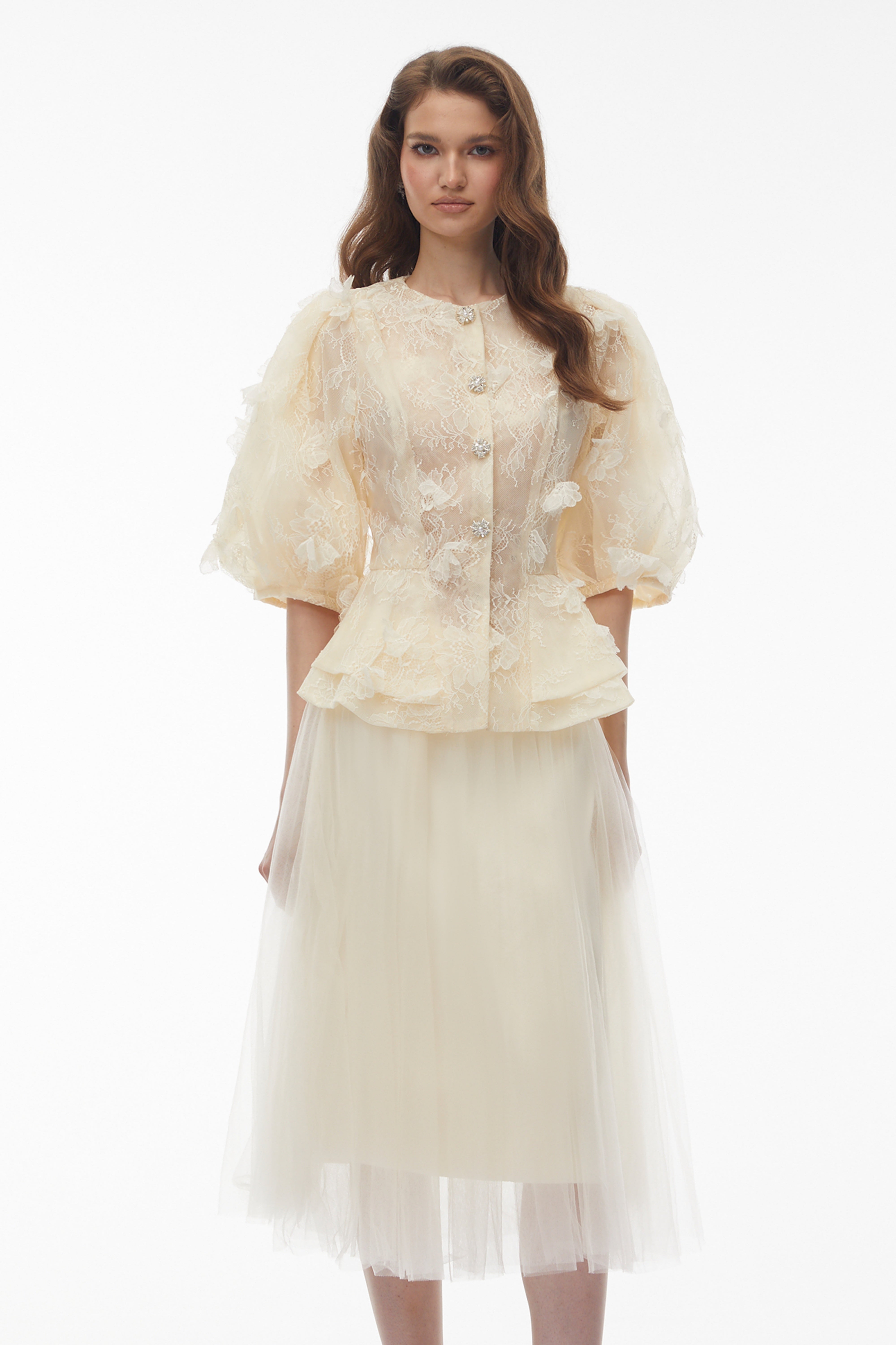 بلوزة من الدانتيل الشفاف بتصميم بتلات ثلاثية الأبعاد