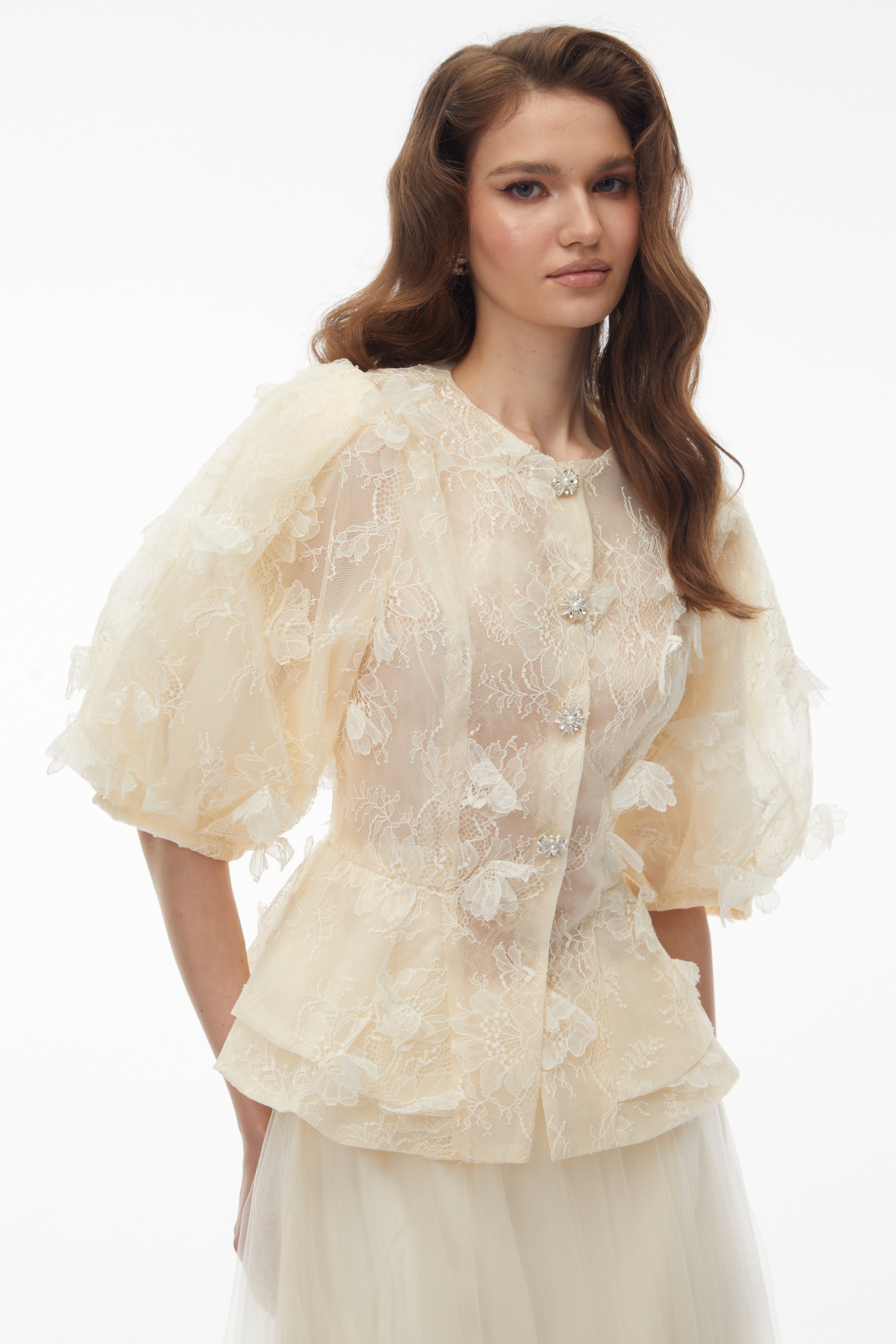 بلوزة من الدانتيل الشفاف بتصميم بتلات ثلاثية الأبعاد