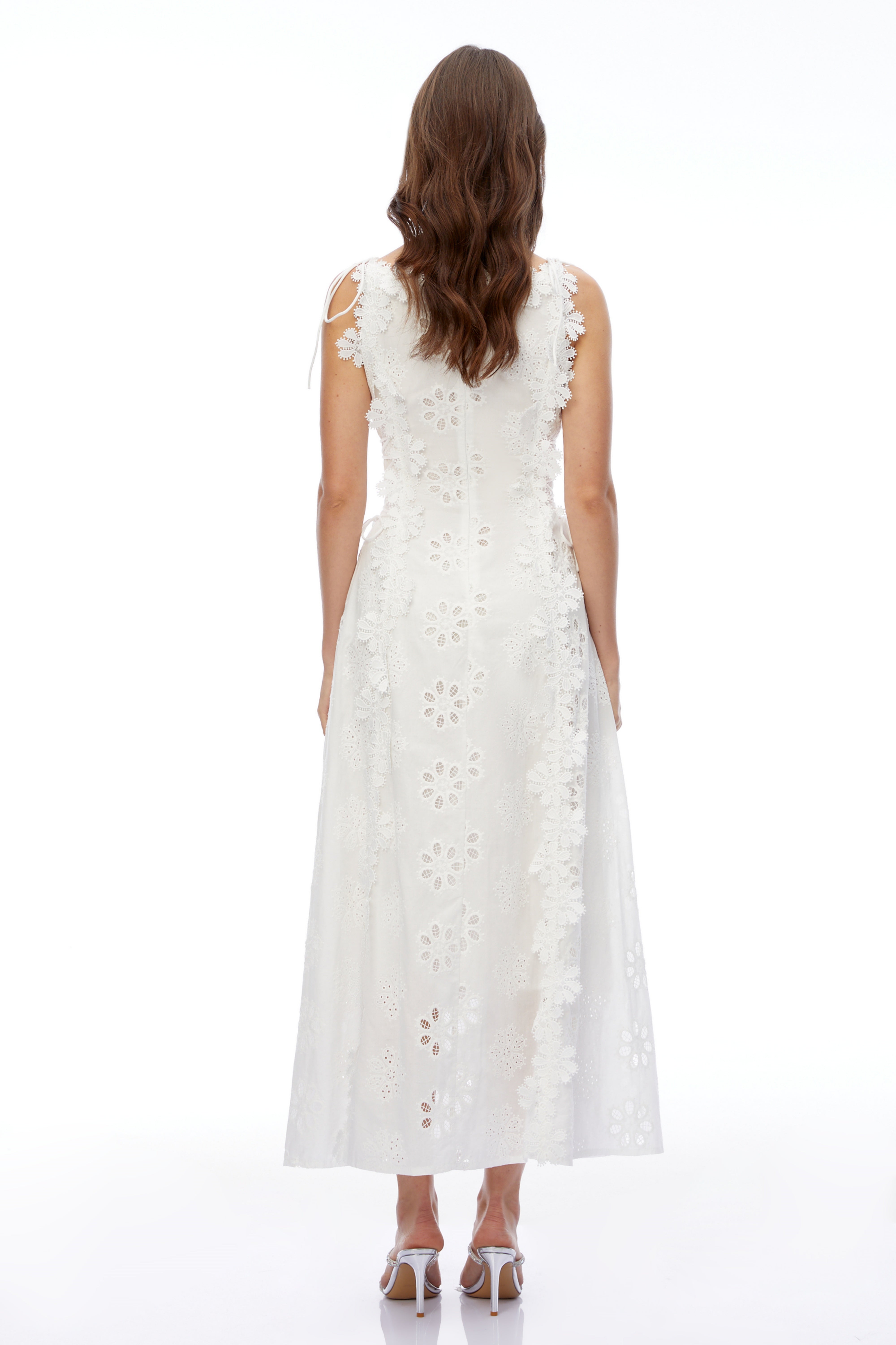 Robe longue sans manches à fleurs brodées Nevaeh White