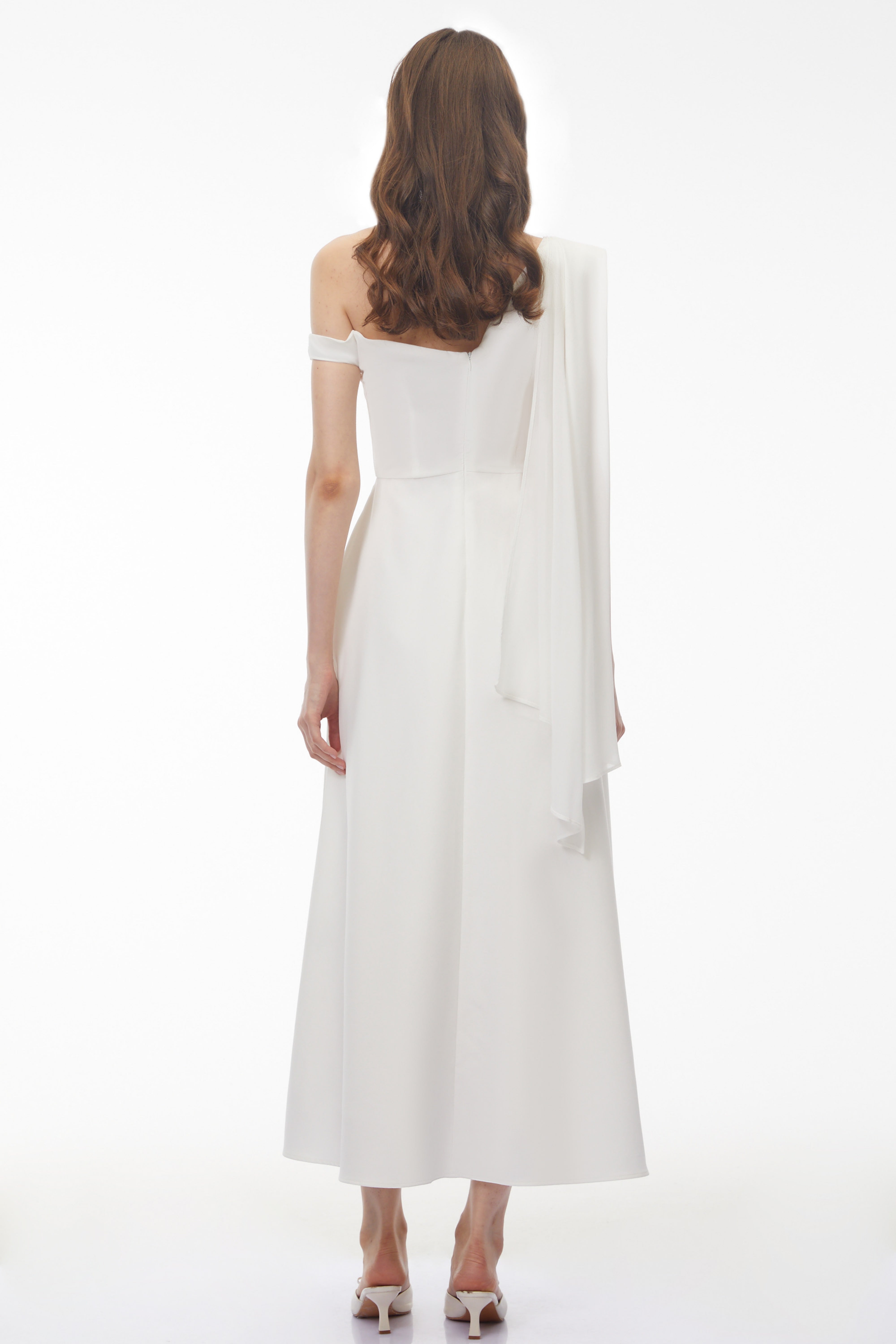 Robe longue asymétrique à épaules dénudées Noelle White