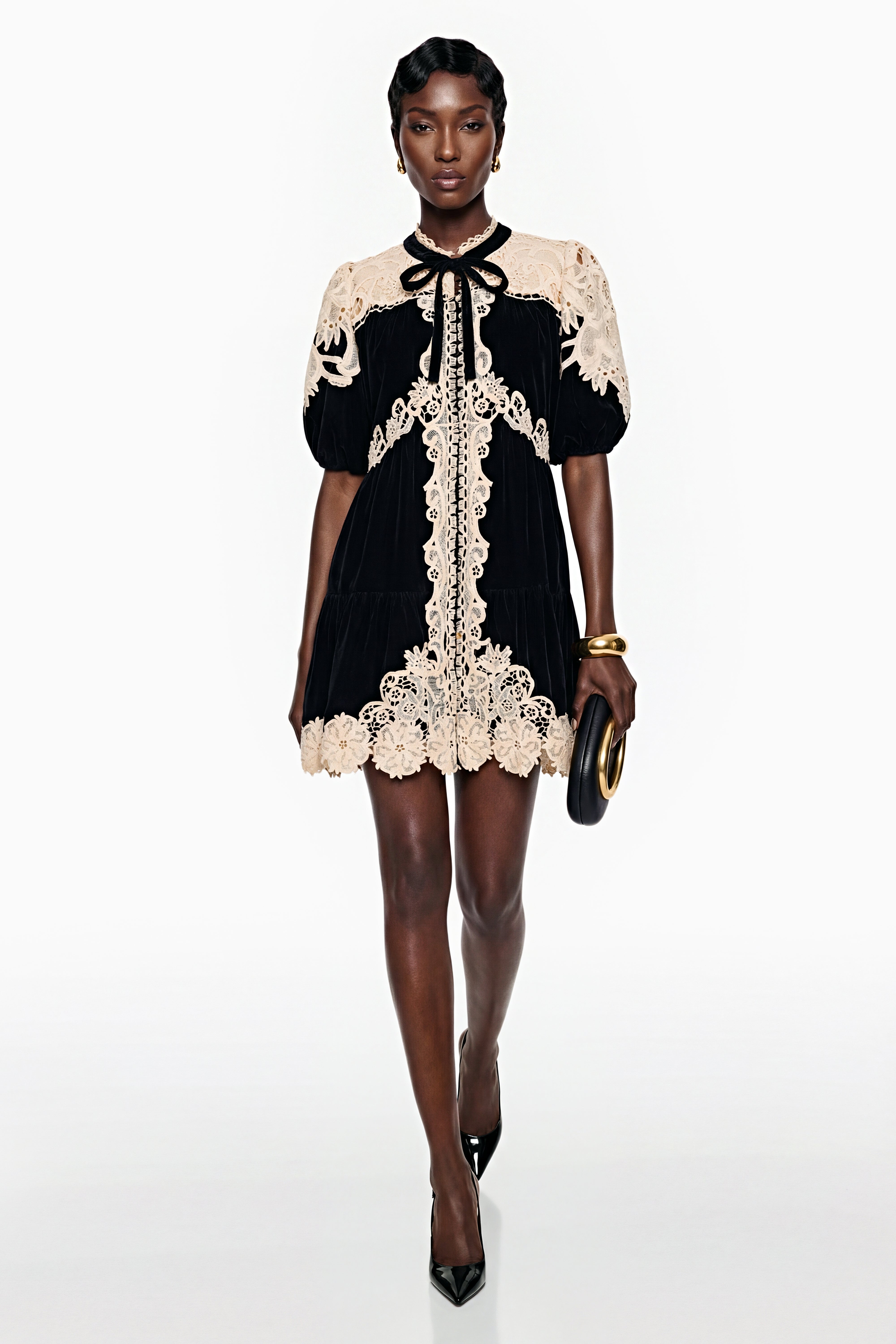 فستان قصير بأكمام قصيرة من المخمل والدانتيل