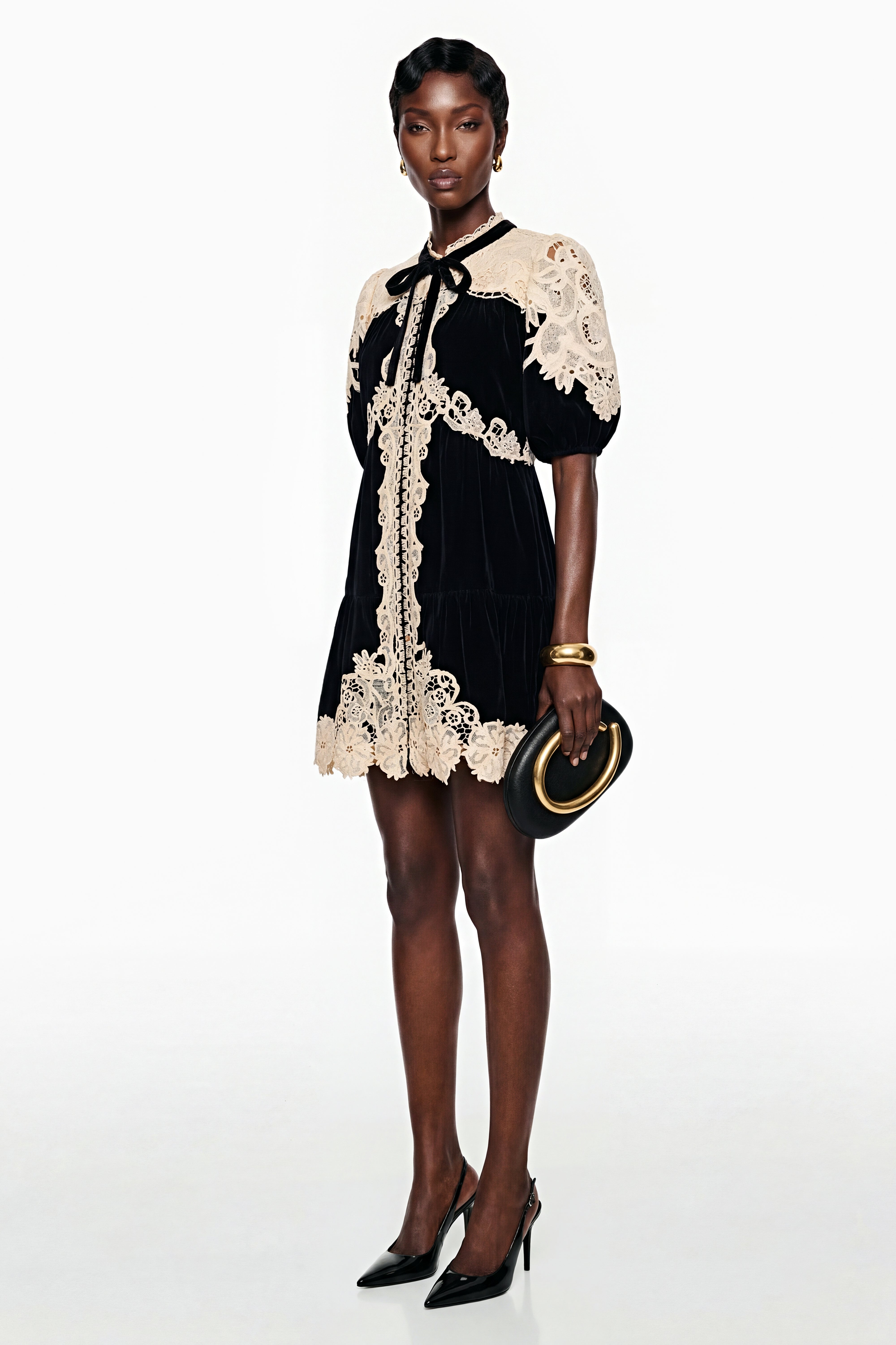 فستان قصير بأكمام قصيرة من المخمل والدانتيل