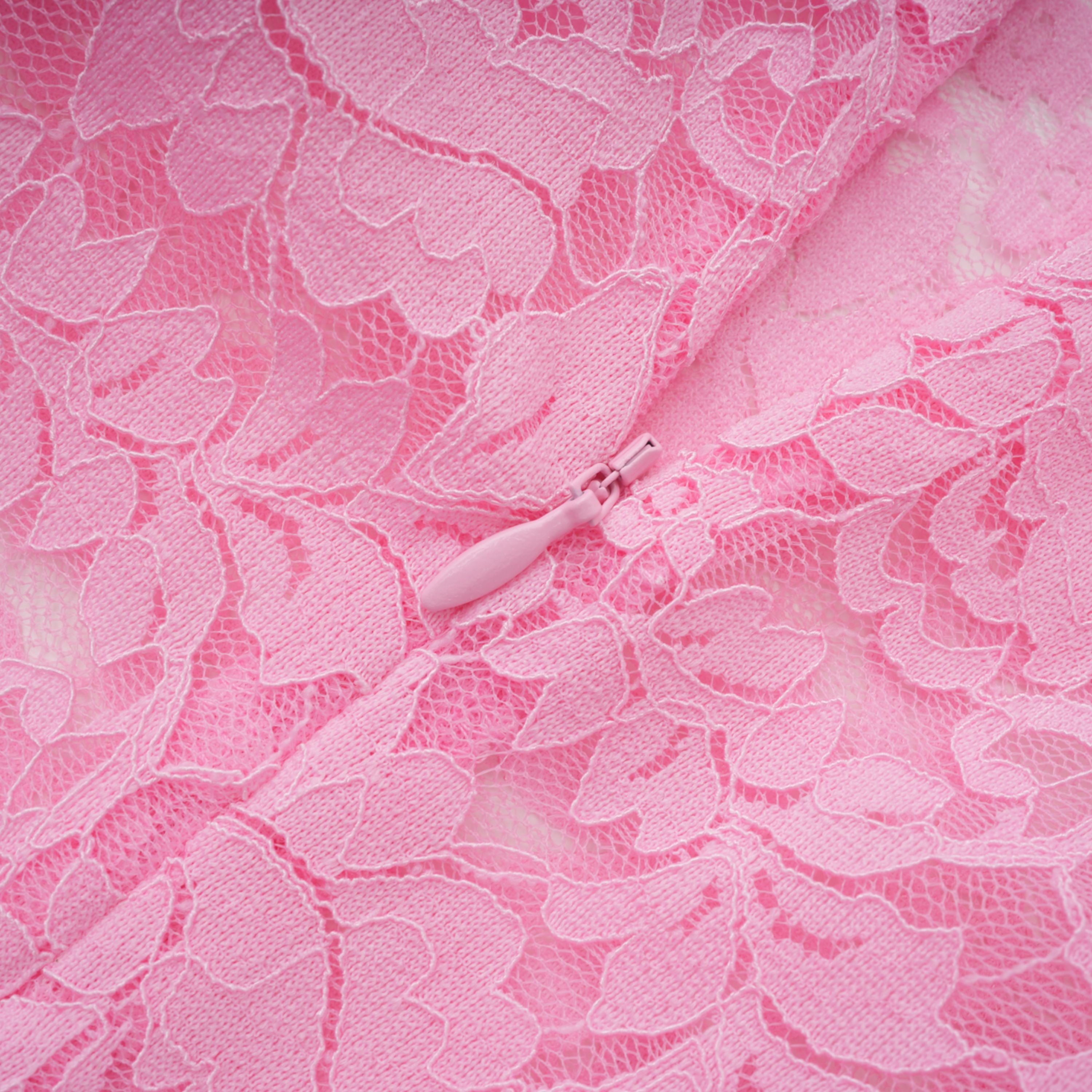 فستان نوريا ميدي من الدانتيل المزين بزخارف زهرية وشريط وردي