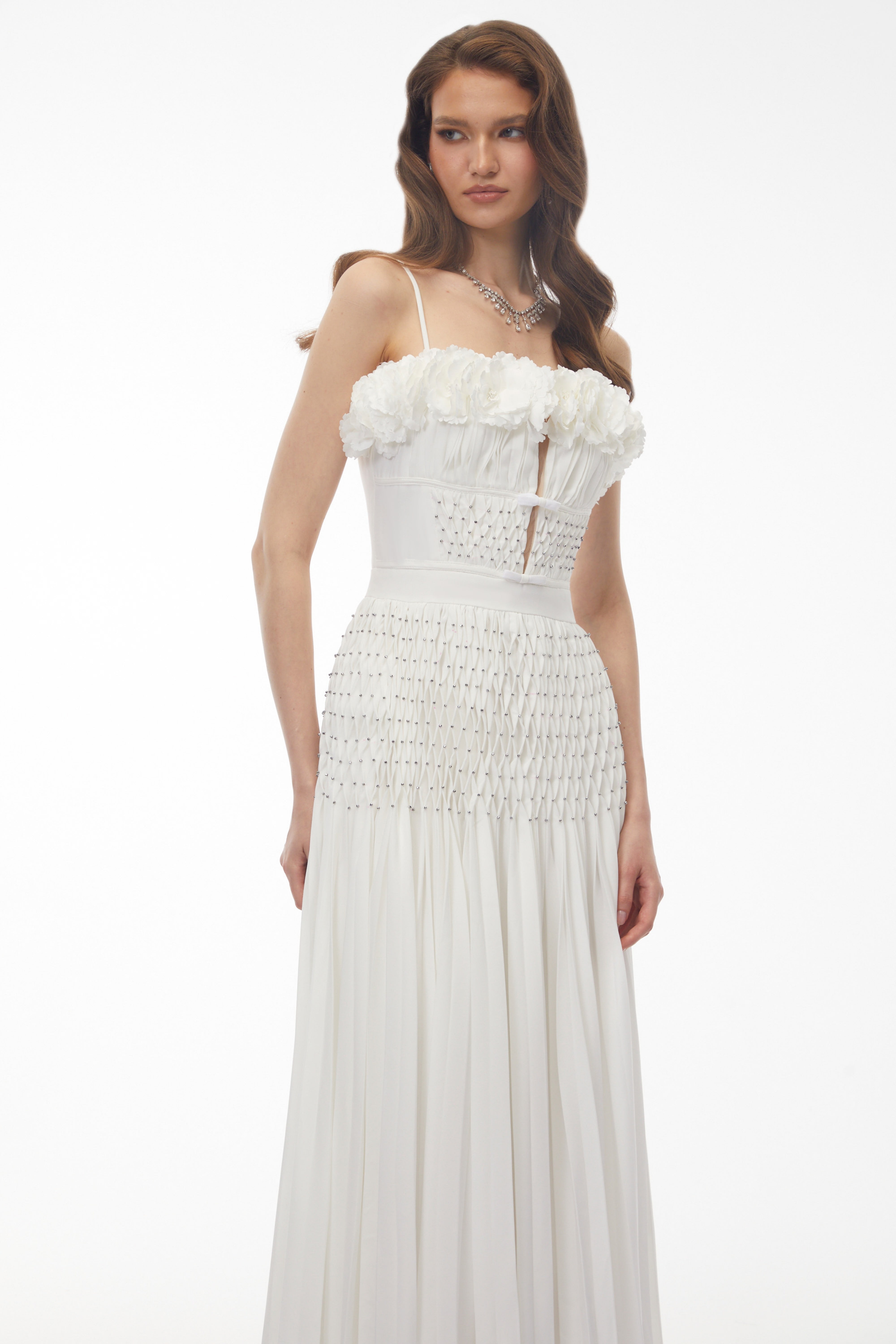 Robe longue plissée Octavia blanche avec motif floral en 3D