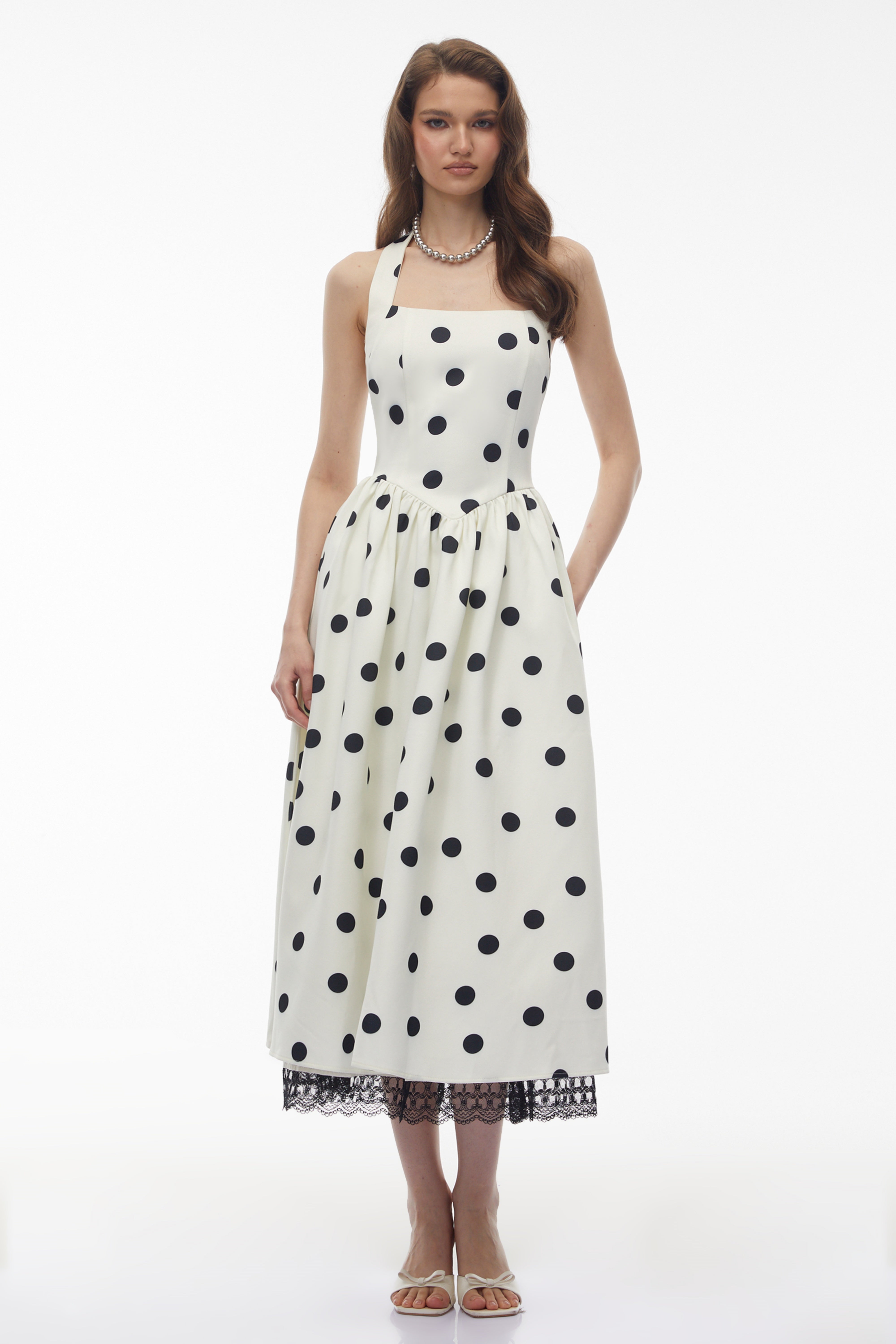 فستان ميدي من أوديليا باللون الأبيض بنقشة البولكا دوت وحواف من الدانتيل