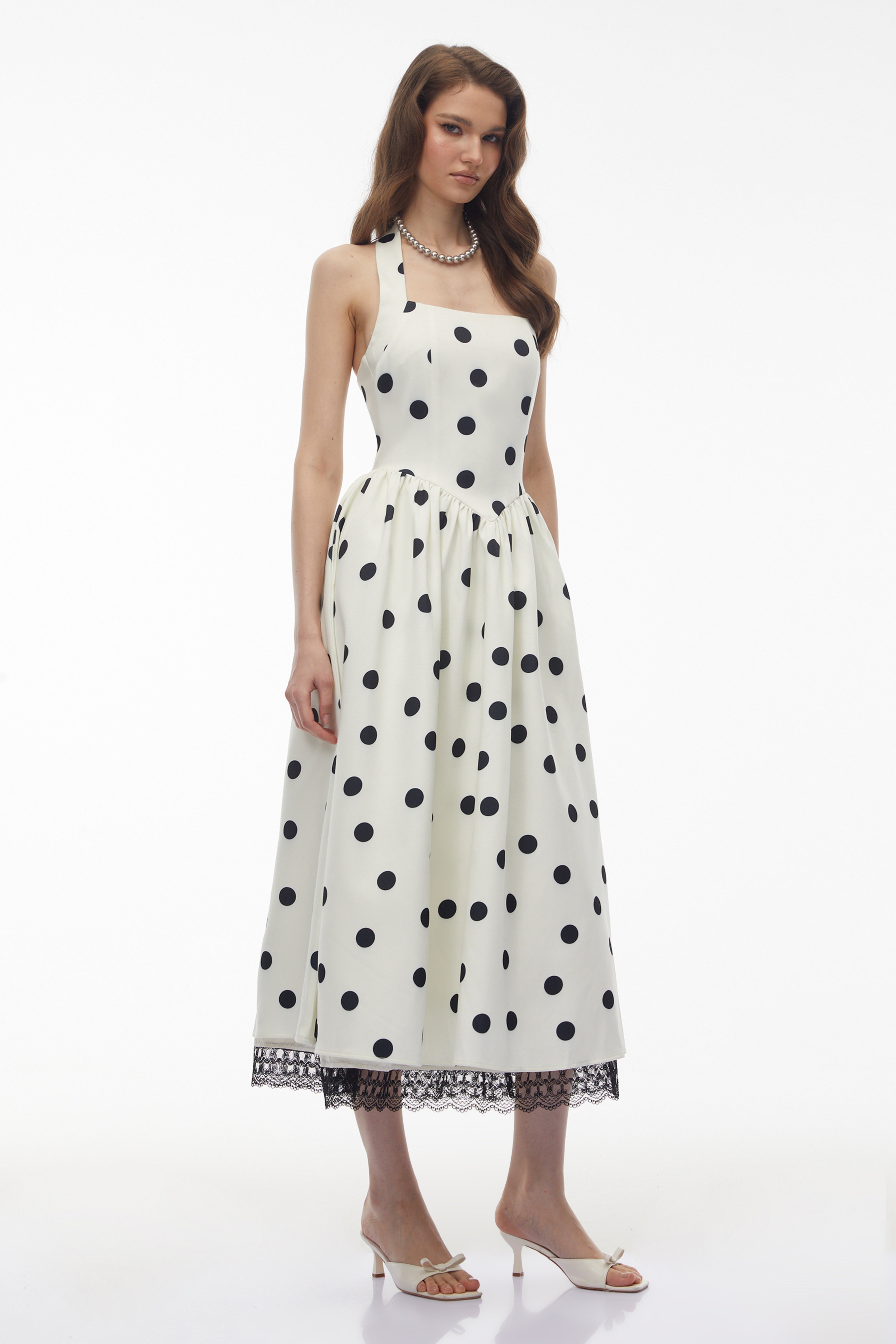 فستان ميدي من أوديليا باللون الأبيض بنقشة البولكا دوت وحواف من الدانتيل