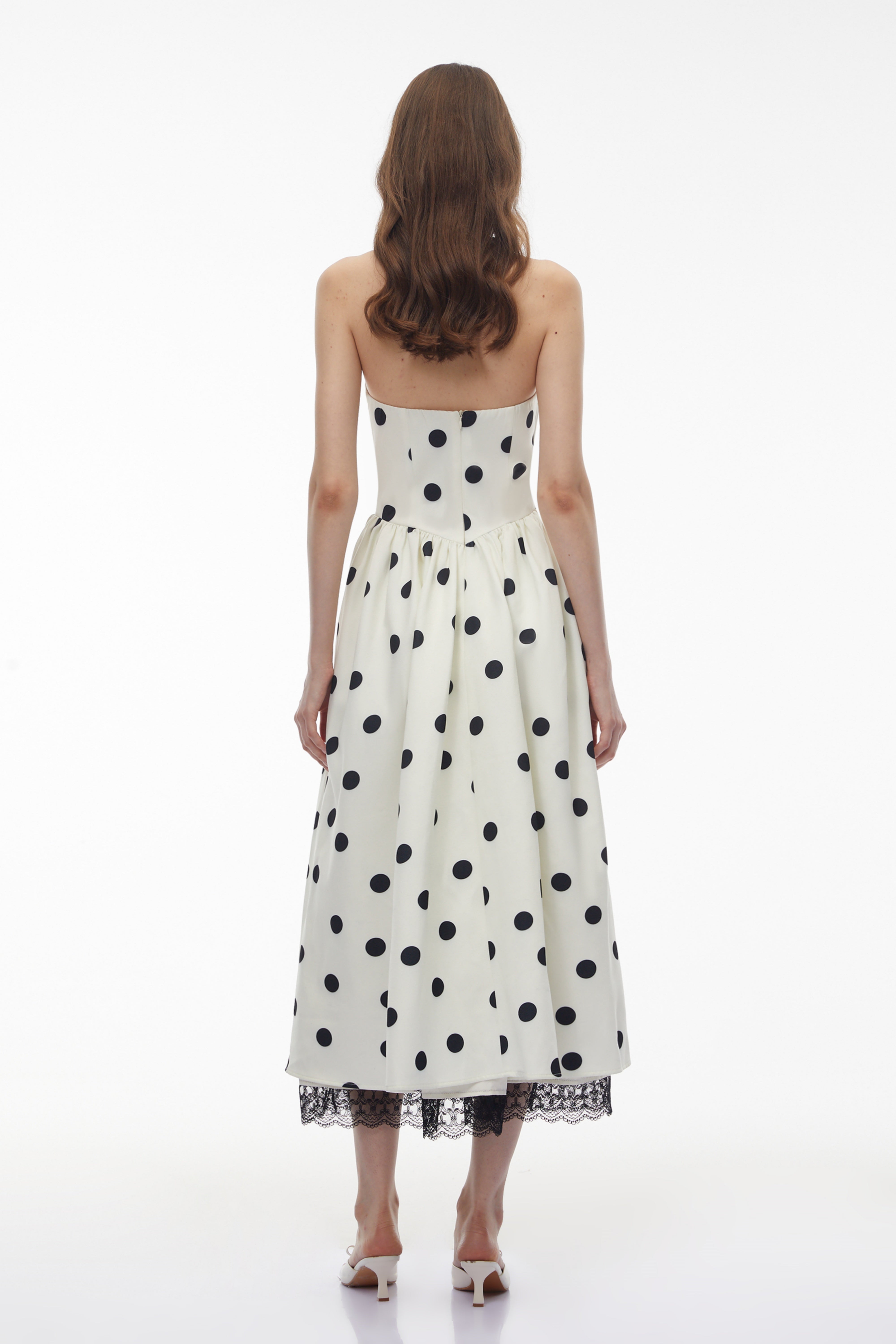 فستان ميدي من أوديليا باللون الأبيض بنقشة البولكا دوت وحواف من الدانتيل