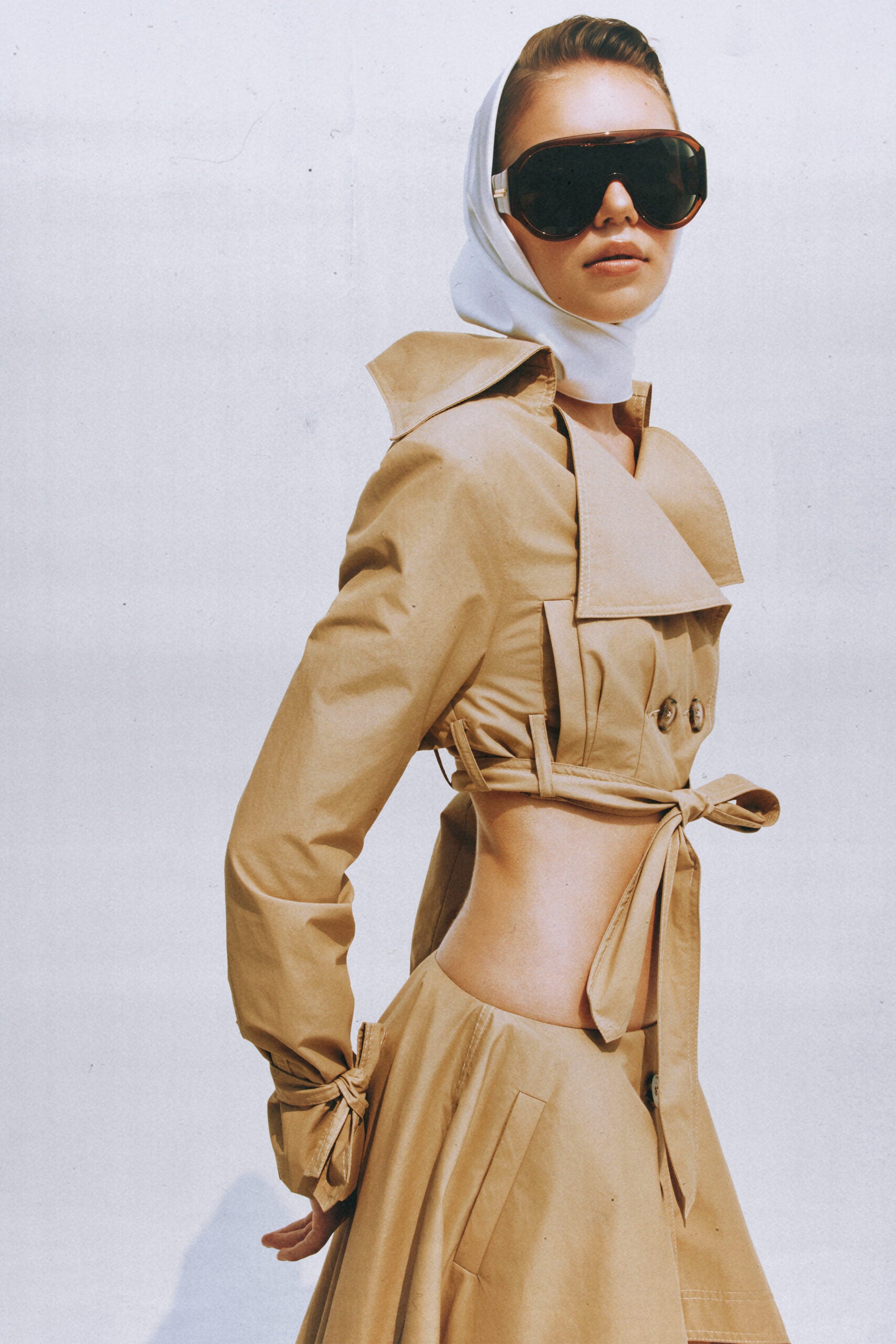 طقم متناسق من جاكيت وتنورة قصيرة من مايل كاكي