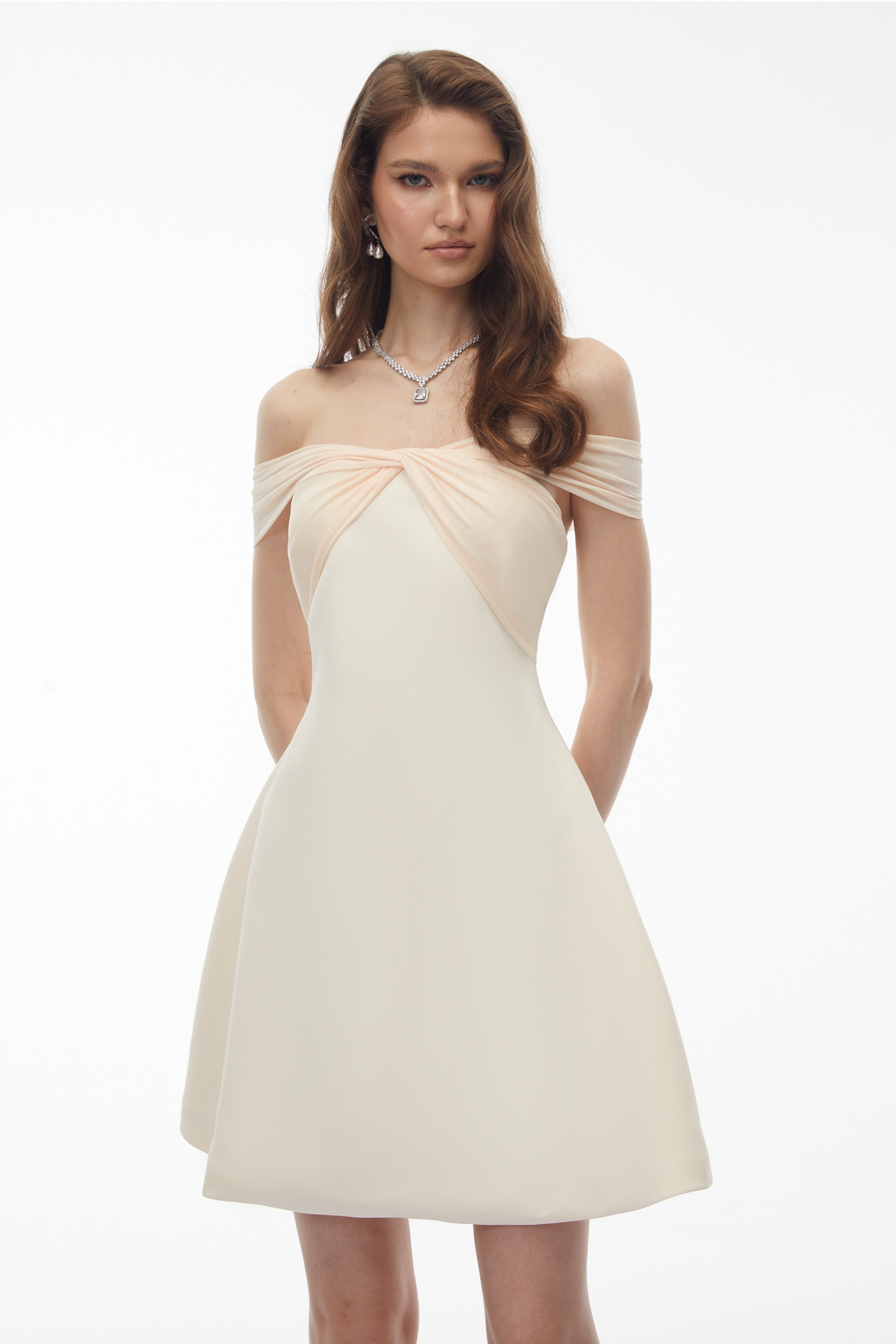 Weißes schulterfreies Minikleid von Oenone mit gedrehter Vorderseite