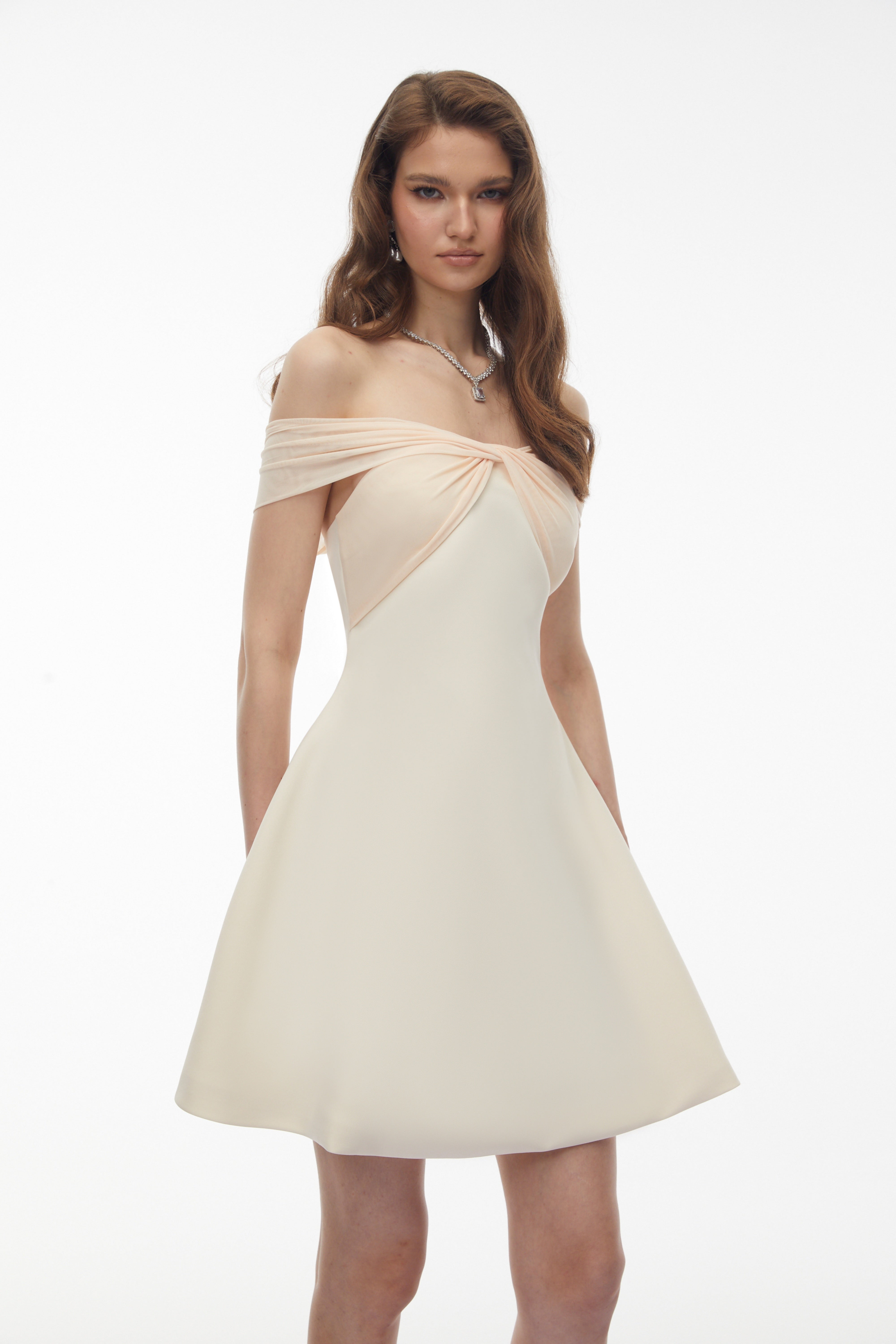 Weißes schulterfreies Minikleid von Oenone mit gedrehter Vorderseite