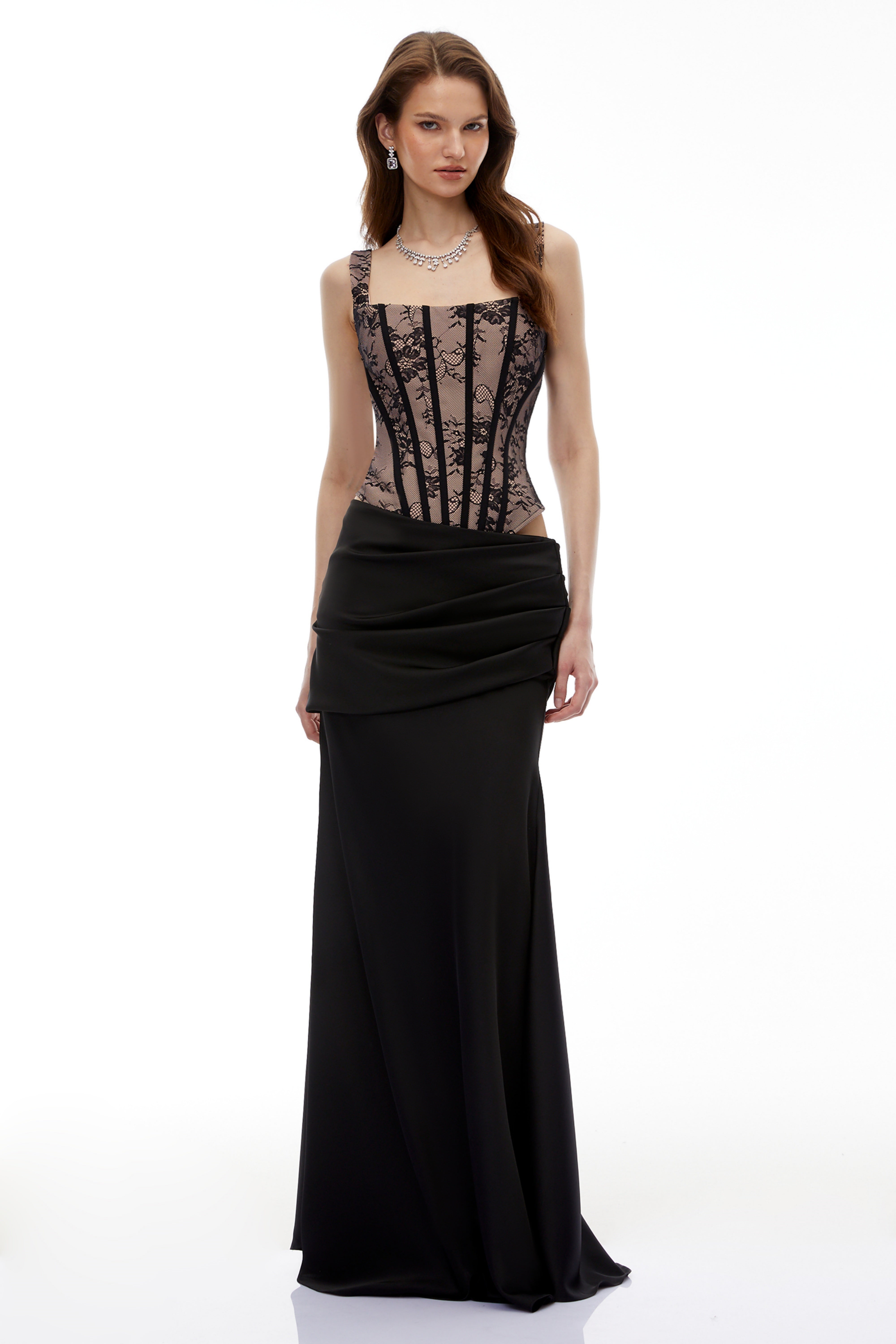 طقم من بلوزة من الدانتيل الأسود وتنورة مزينة بكشكشة من Olesya