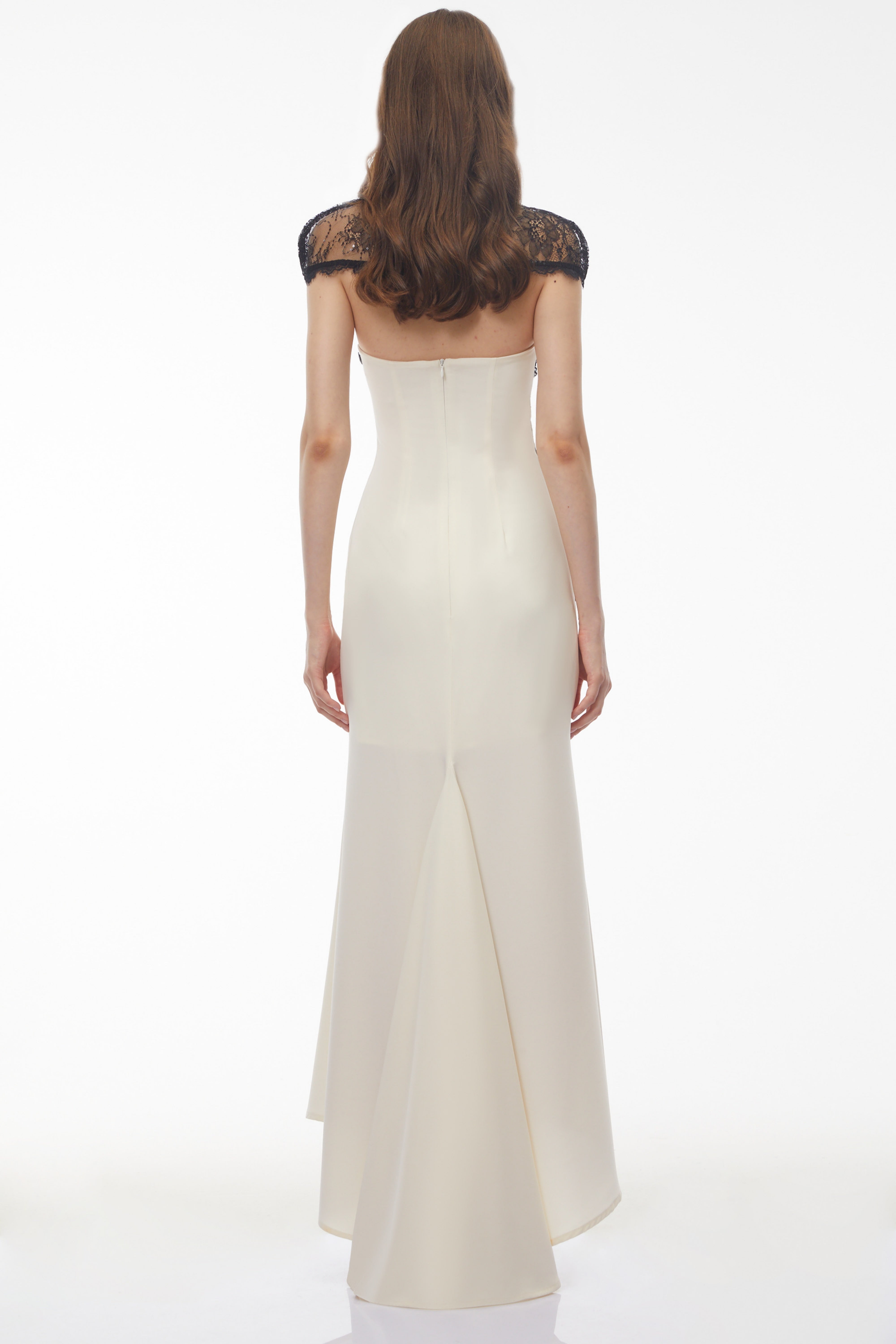 Robe longue à empiècements en dentelle blanche Olinda avec cape