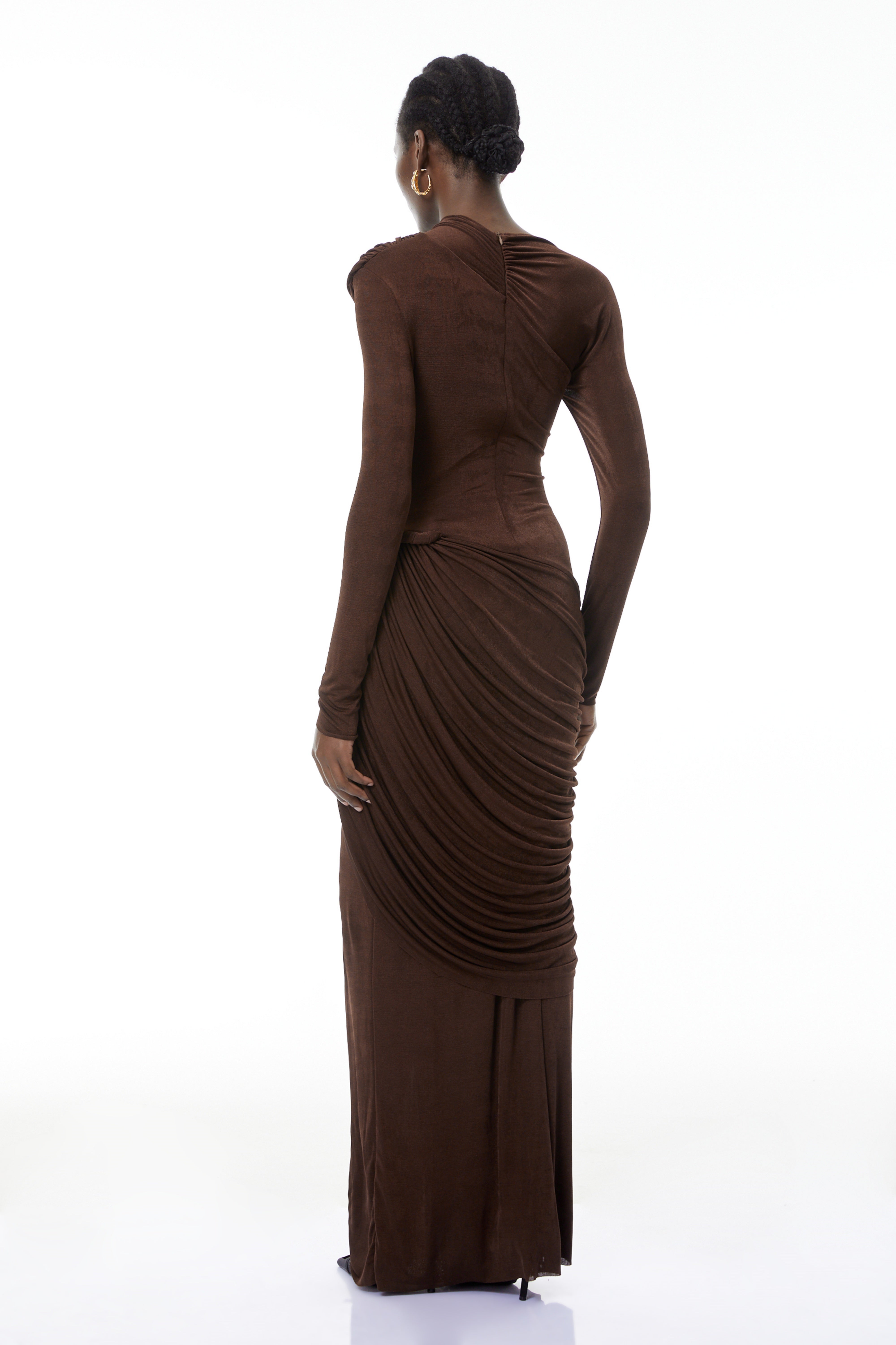 Ortensia – braunes Maxikleid mit Verzierungen und Rüschen