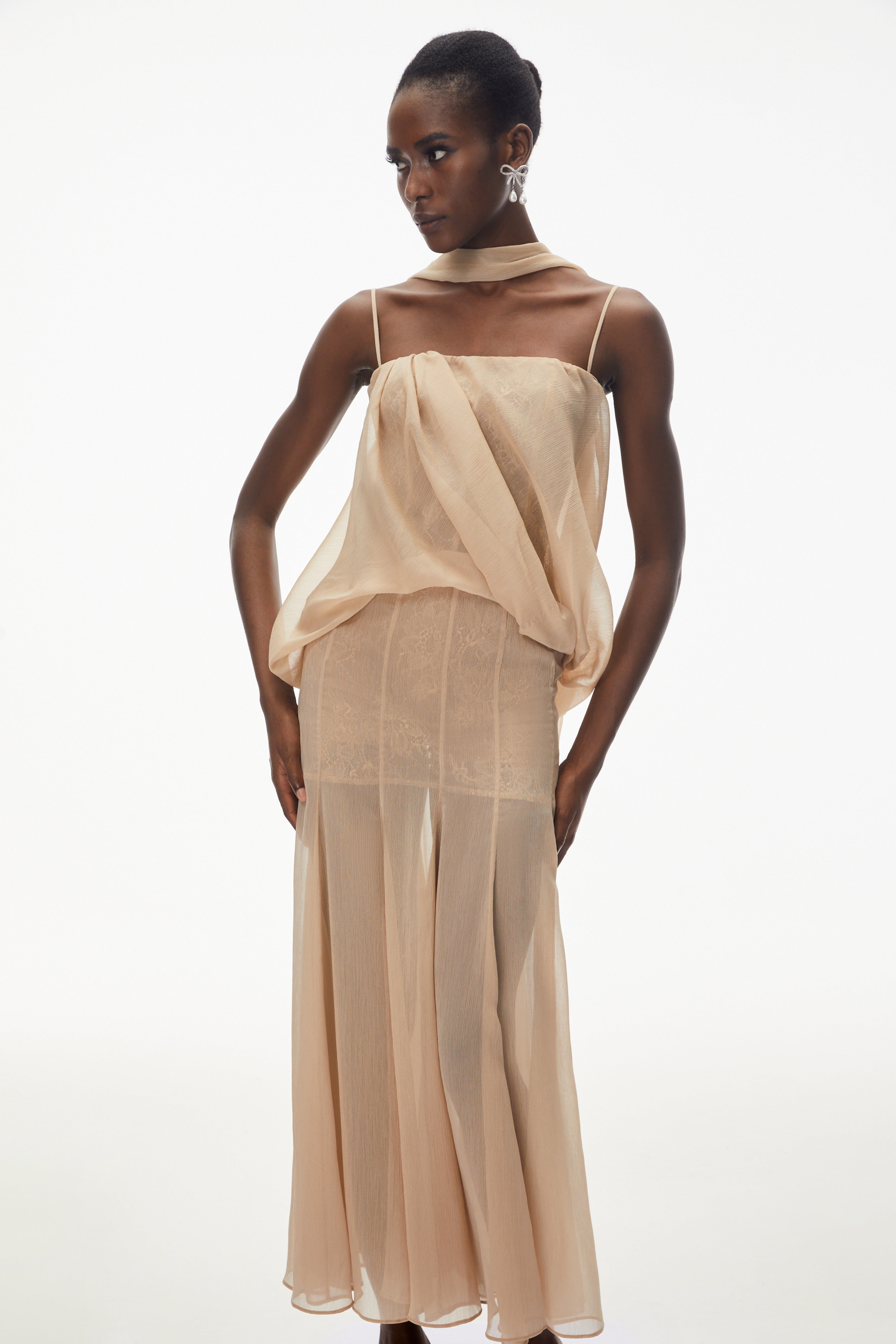 Ottoline – Maxikleid aus Champagnerfarbenem Netzstoff mit Drapierung