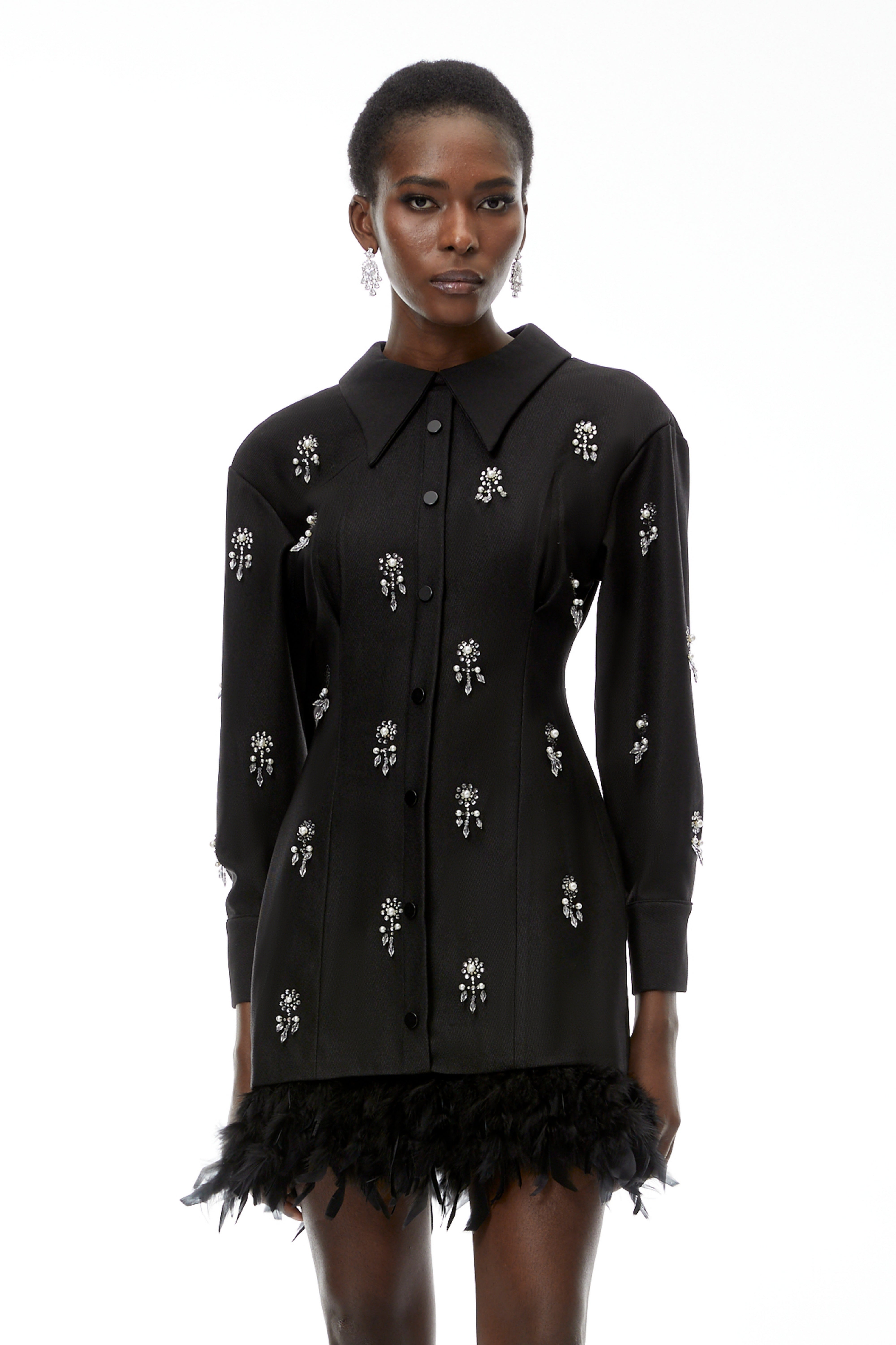 فستان قصير من "بينيلوبي بلاك" مزين بزخارف نباتية