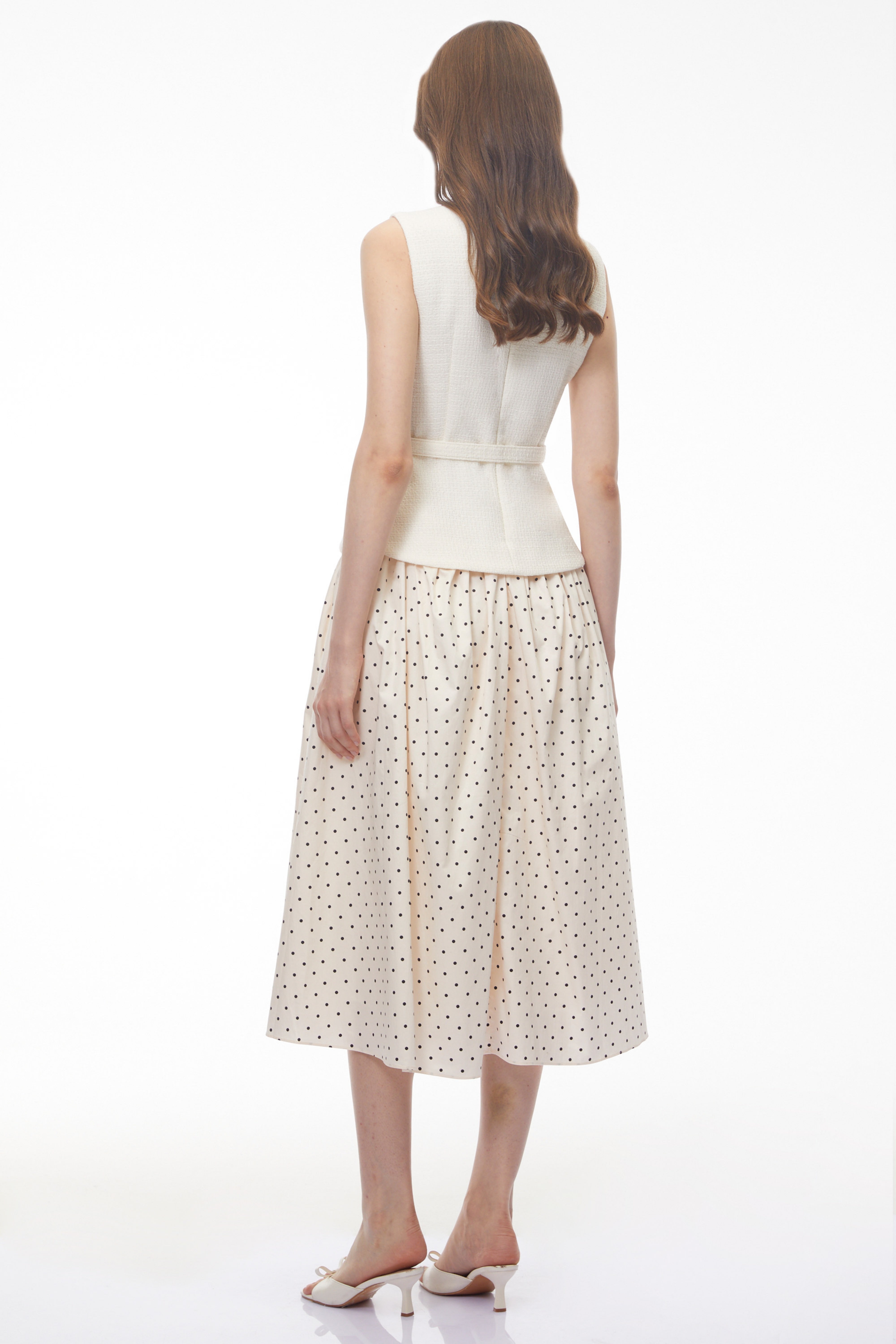 Robe mi-longue sans manches à pois et empiècements, modèle Pernilla White