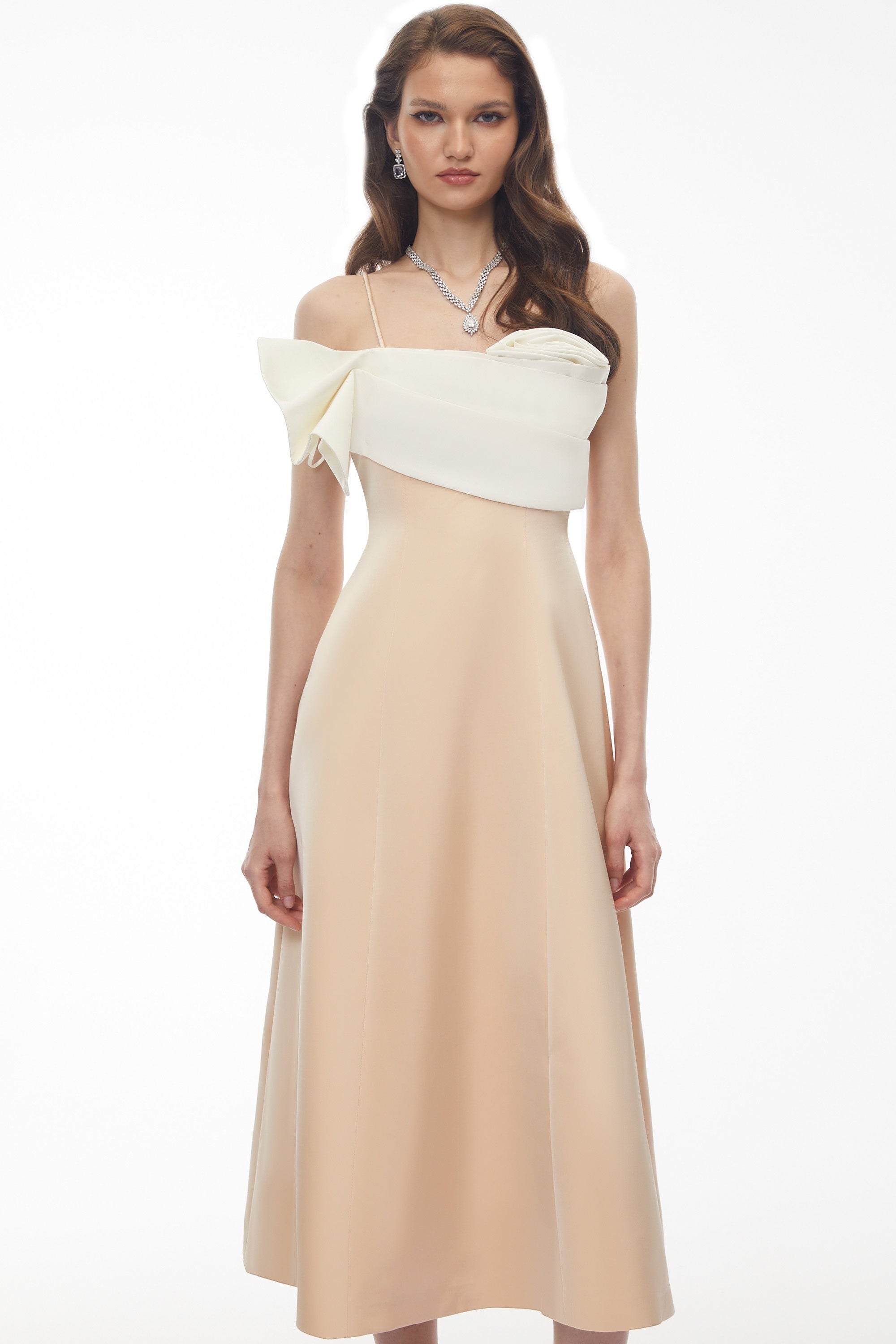 Robe mi-longue à fleurs drapée et épaules dénudées Phoenix Champagne