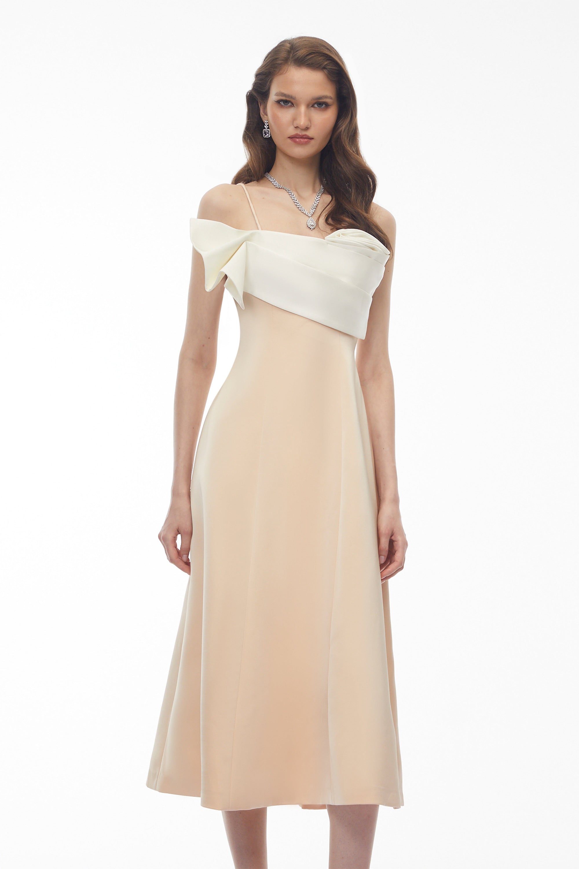 Robe midi couleur crème, avec un corsage sculptural en satin blanc et une fine bretelle