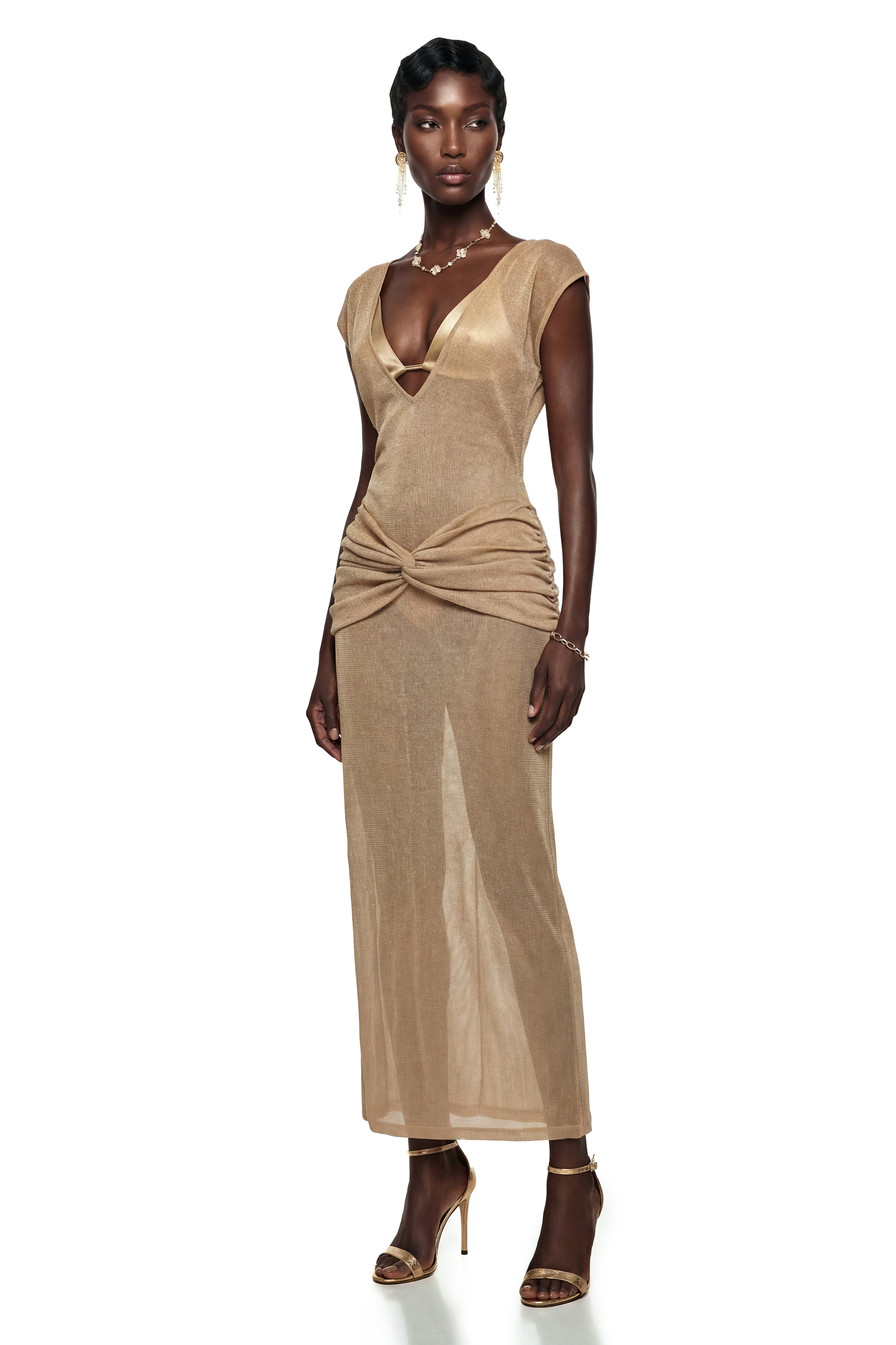 فستان طويل من Pihla Gold برقبة عميقة ومزين بالجليتر