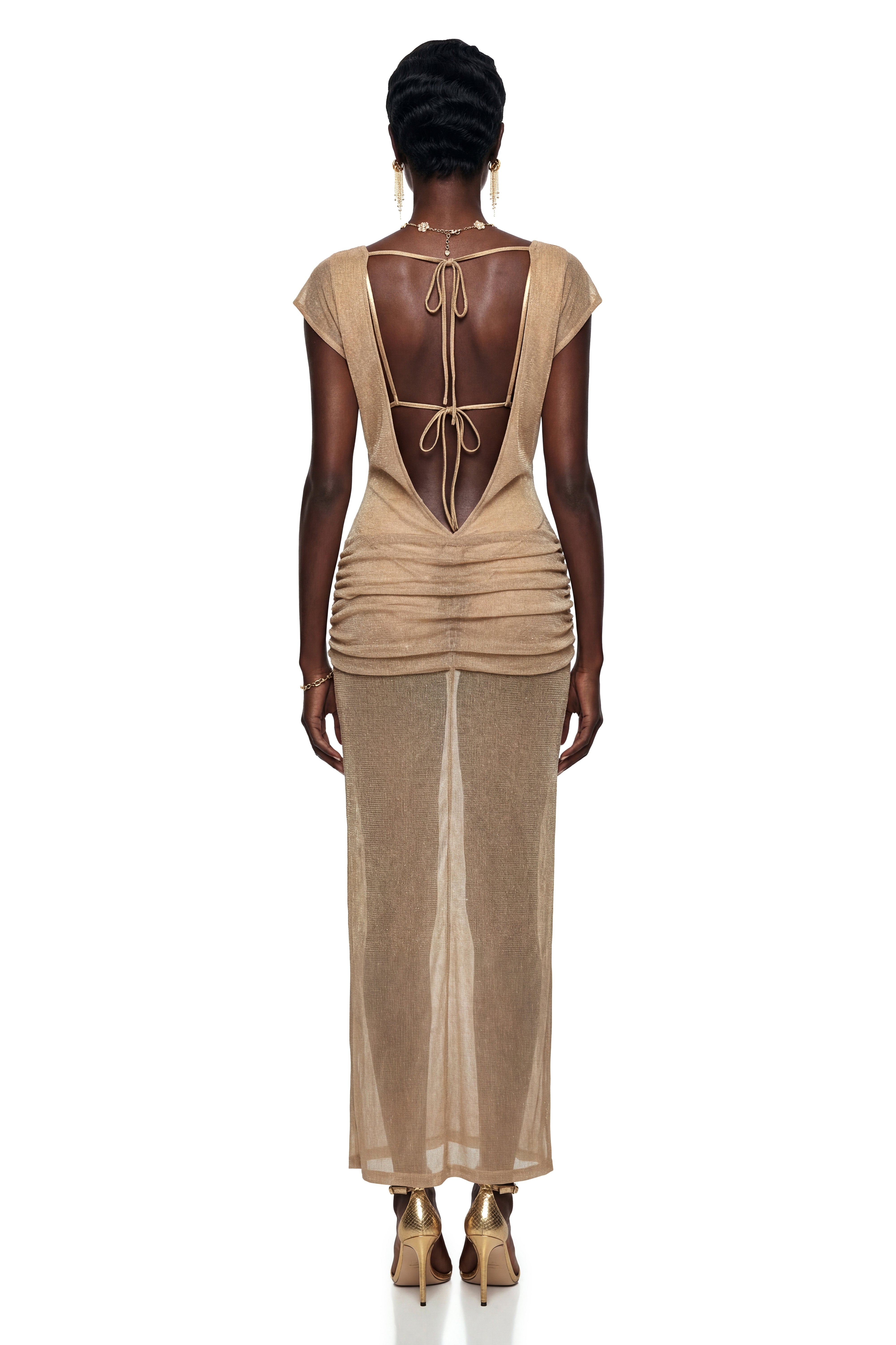 فستان طويل من Pihla Gold برقبة عميقة ومزين بالجليتر