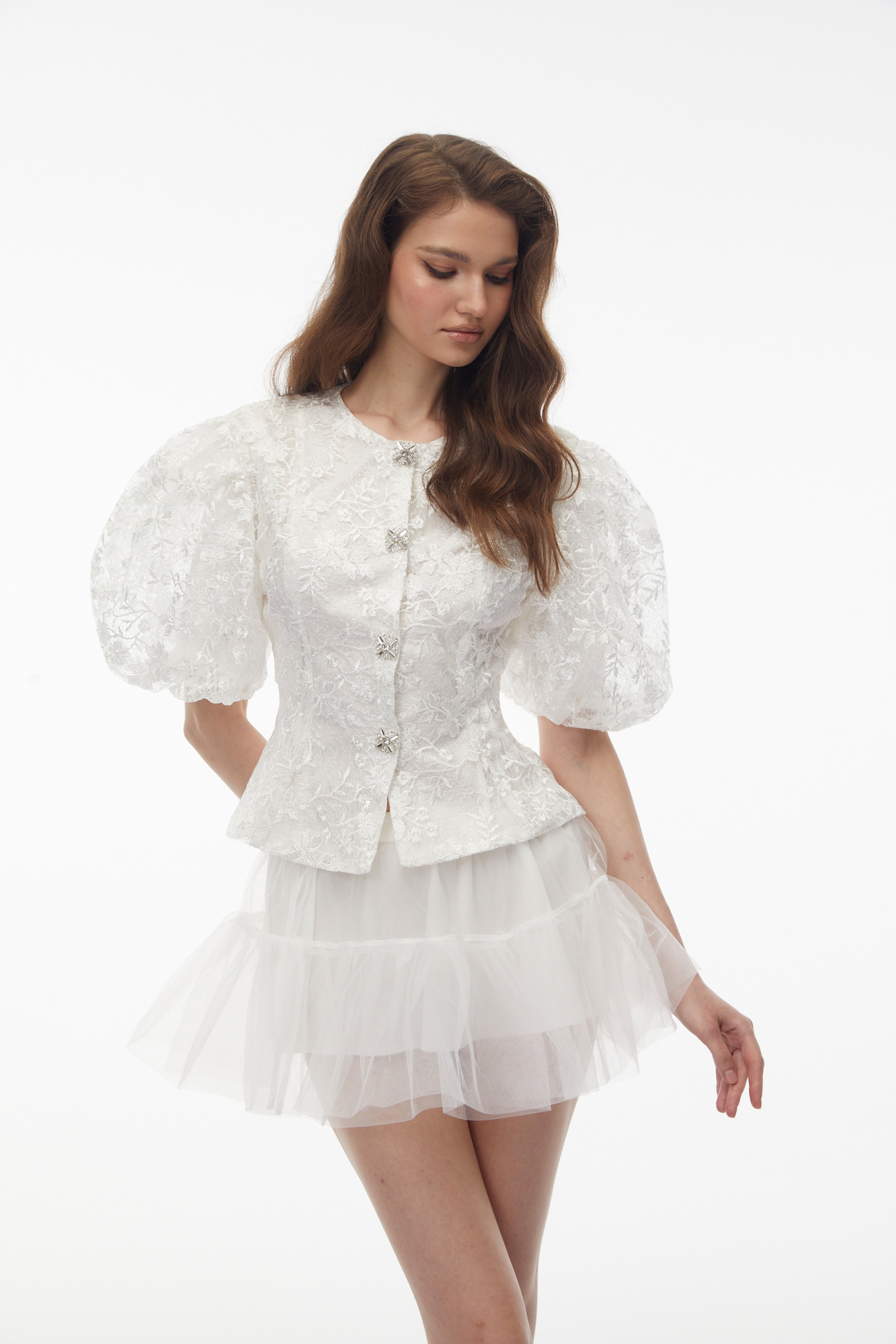 Polina – Weiße Bluse mit Blumenstickerei