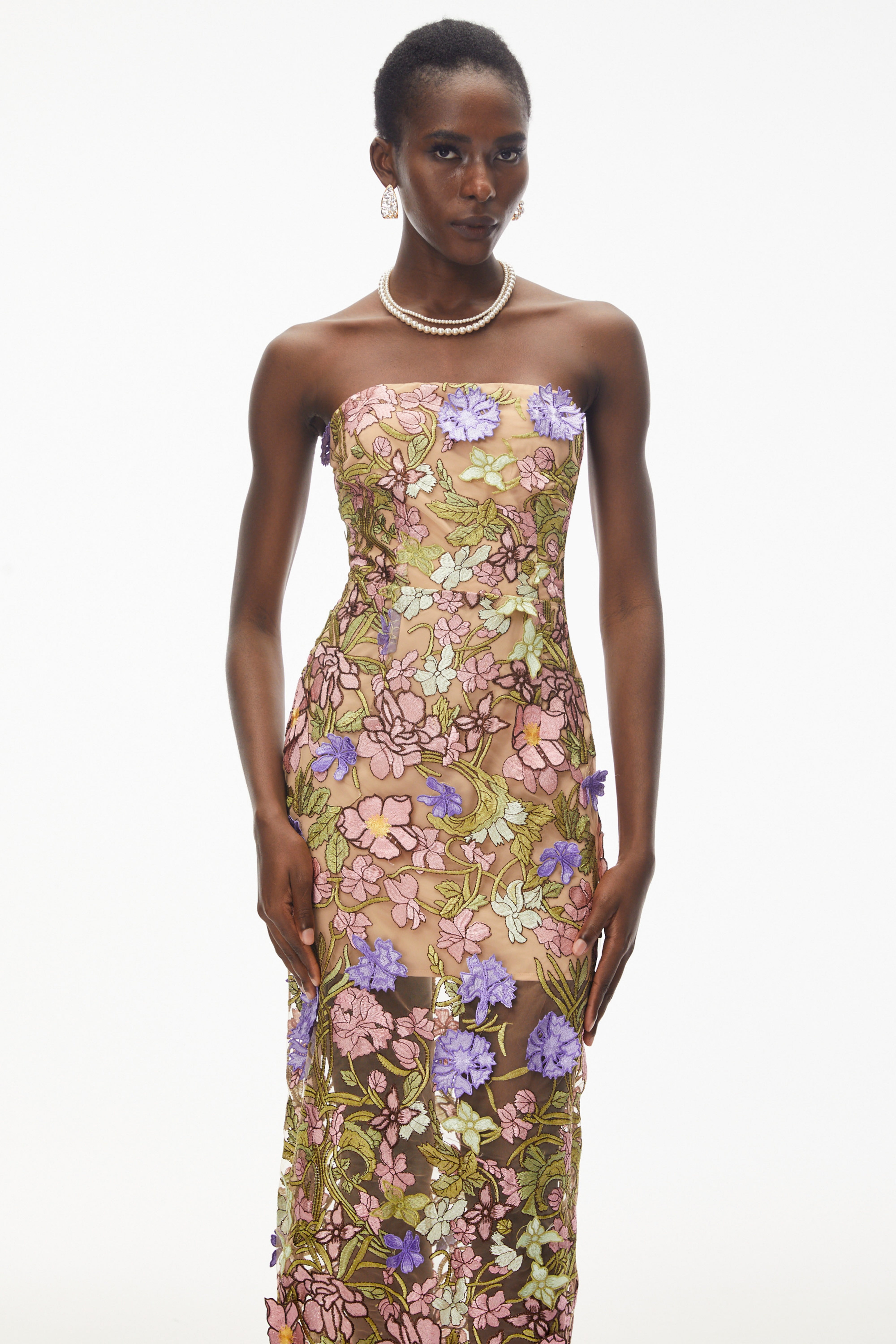 Maxikleid von Qudsia in Nude mit Blumenstickerei