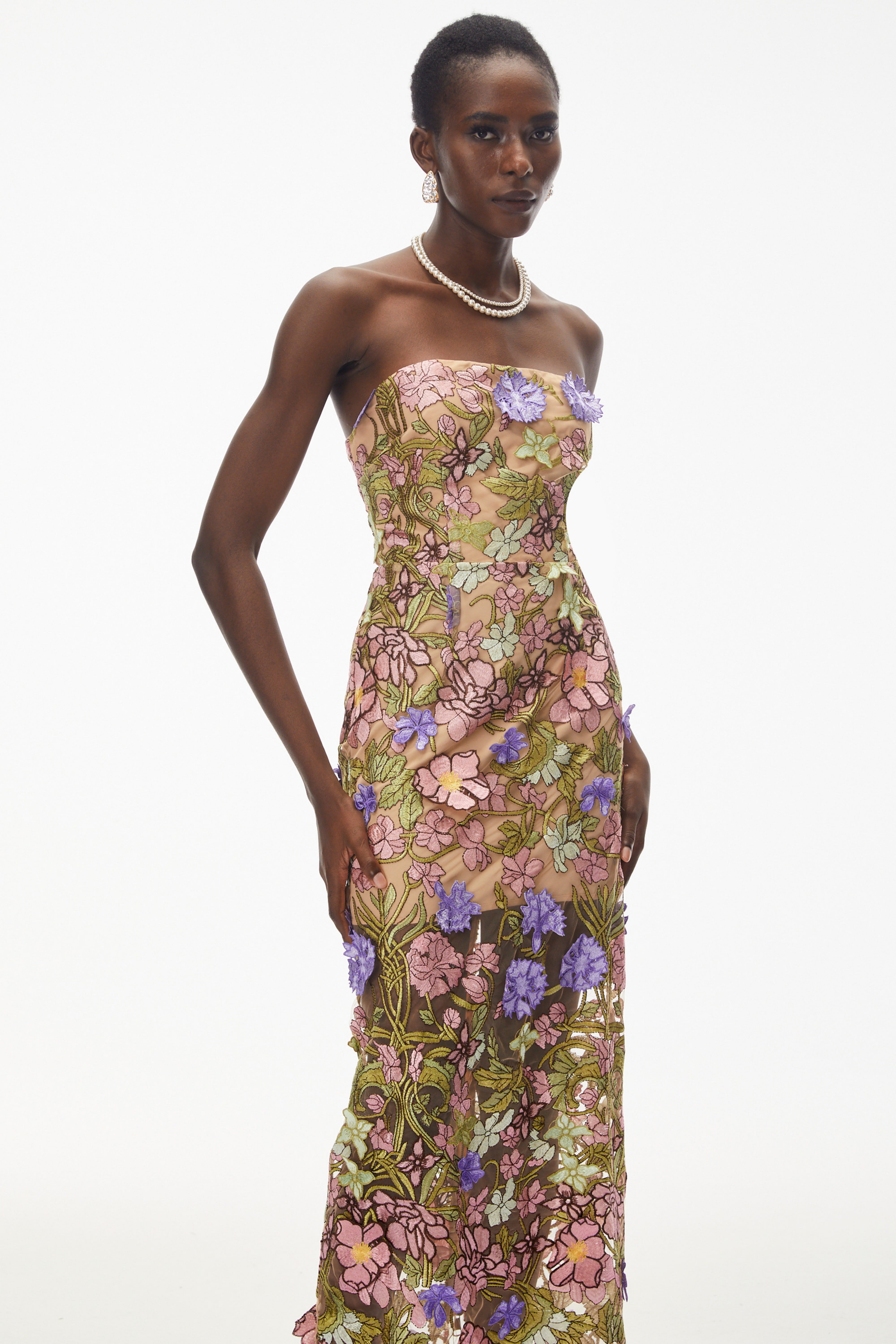 Maxikleid von Qudsia in Nude mit Blumenstickerei