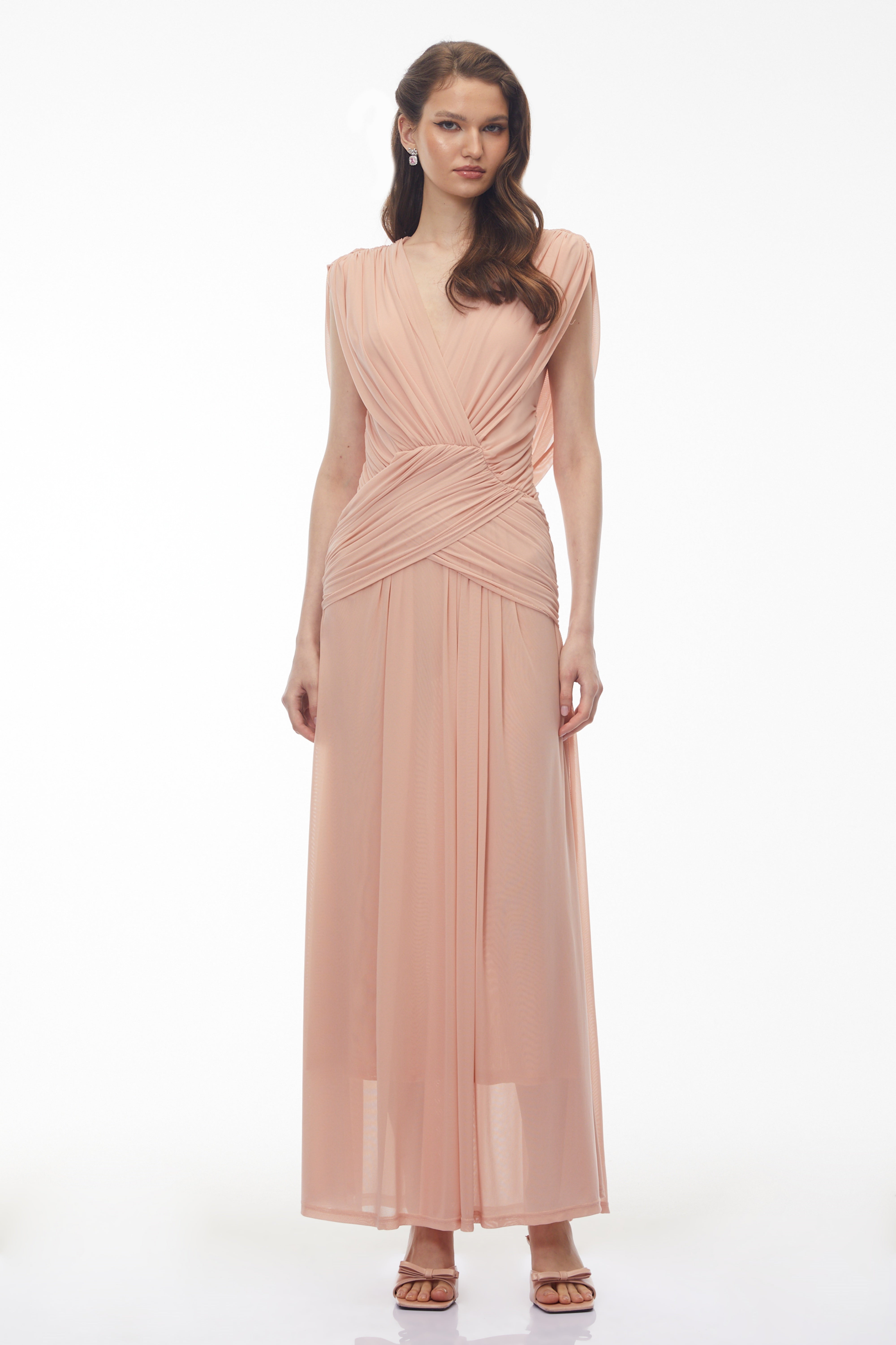 Robe longue froncée à encolure en V et croisement sur le devant, couleur rose poudré Quiana