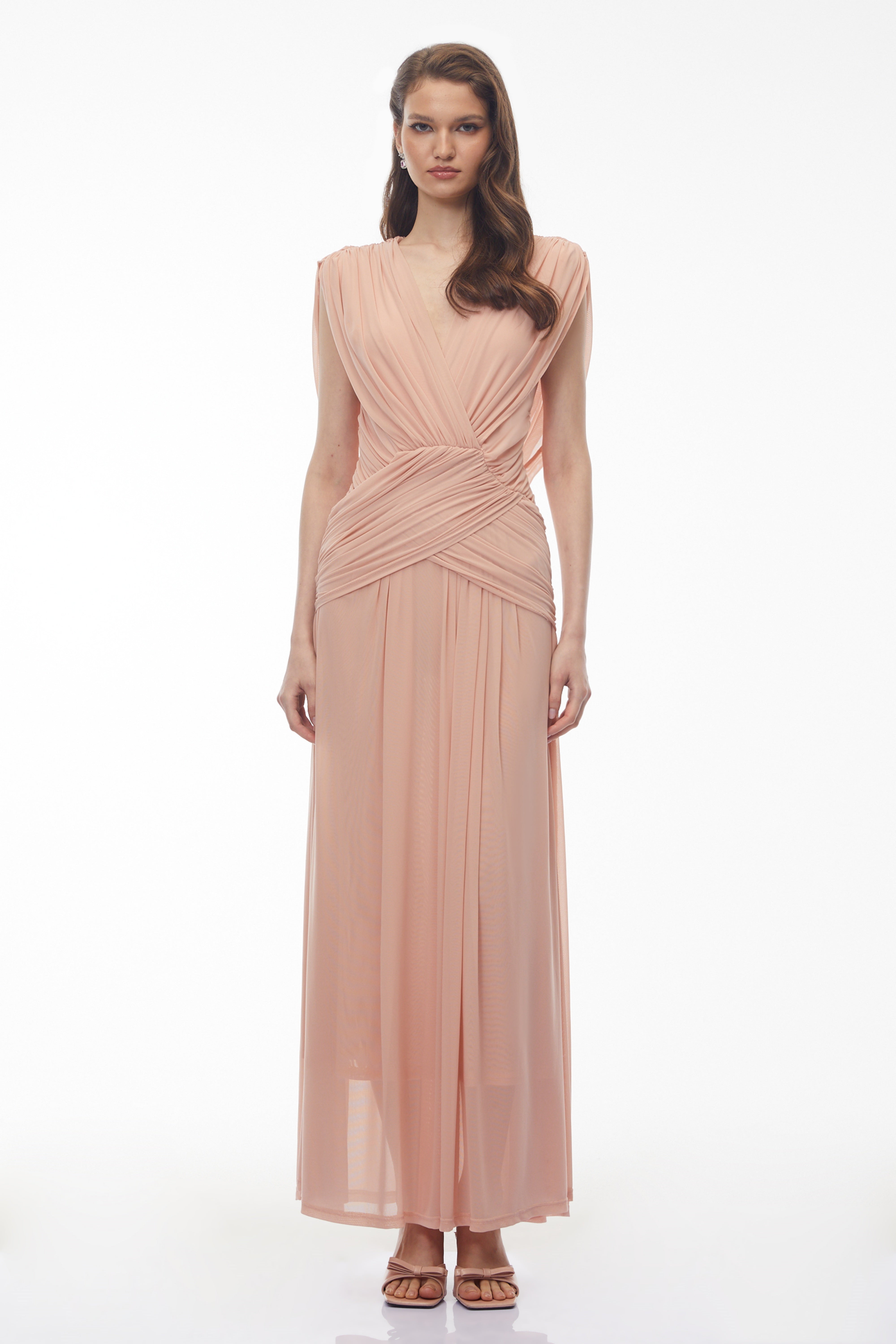 Robe longue froncée à encolure en V et croisement sur le devant, couleur rose poudré Quiana