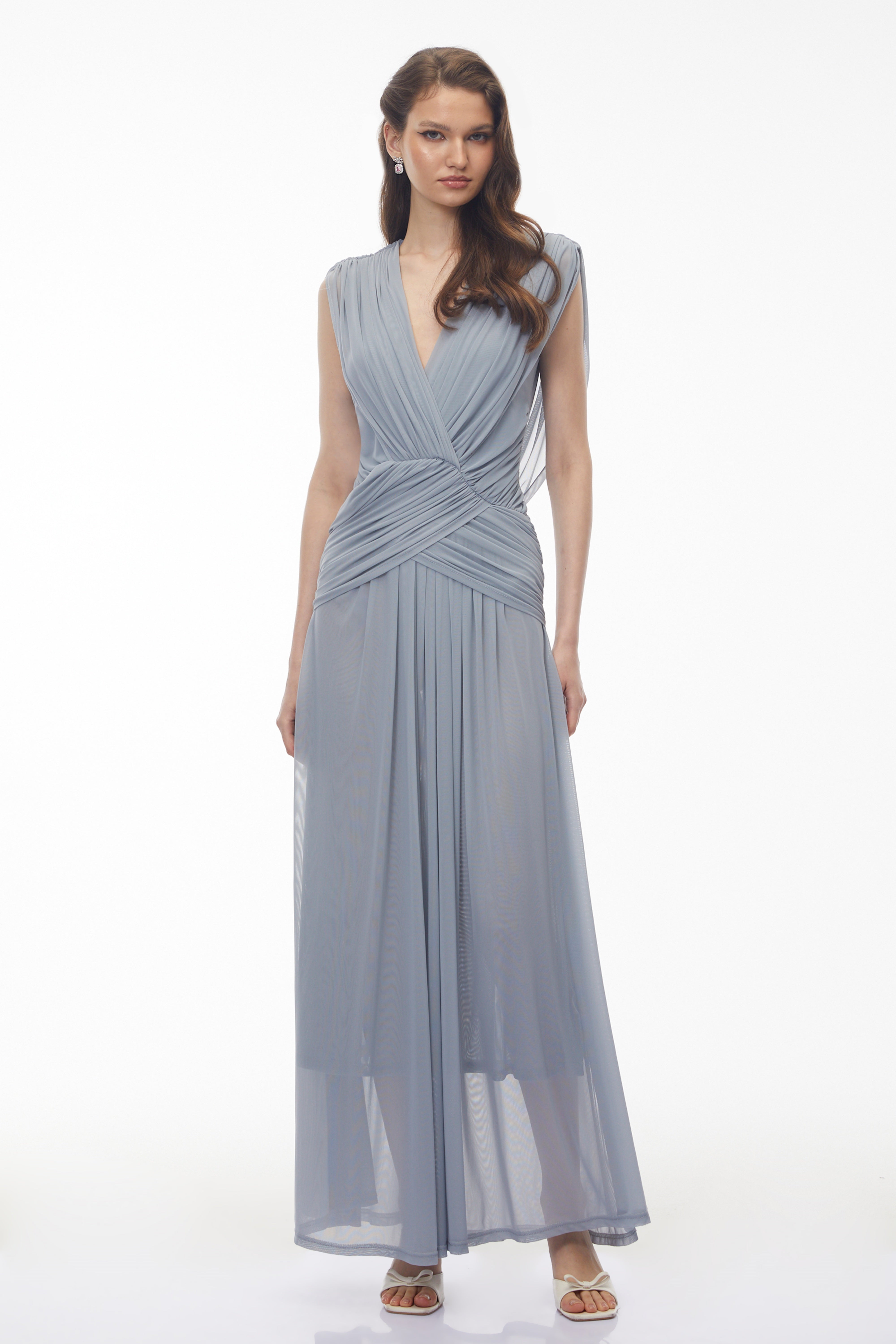 Robe longue froncée à encolure en V et croisement sur le devant Quiana, bleu ardoise